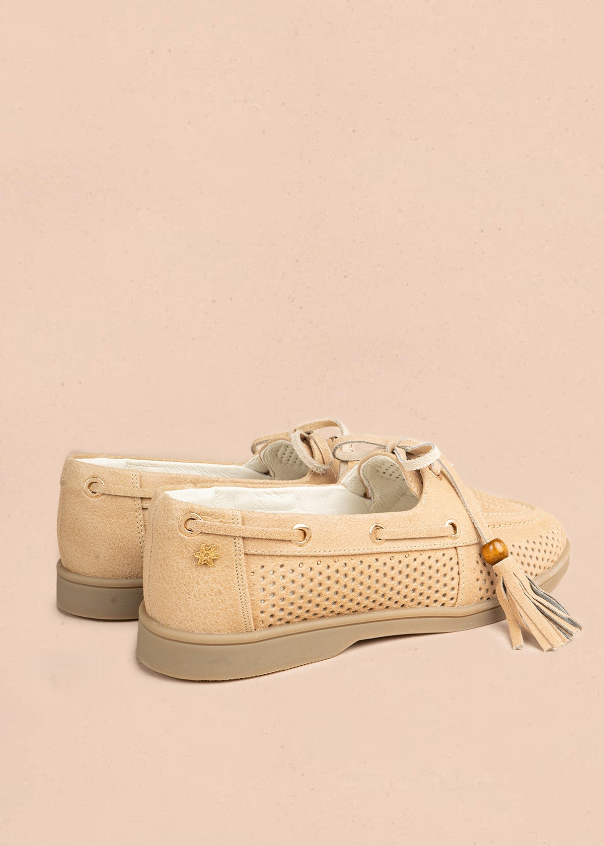 Mocasín en cuero color beige con calado, cordón y borlas 106926