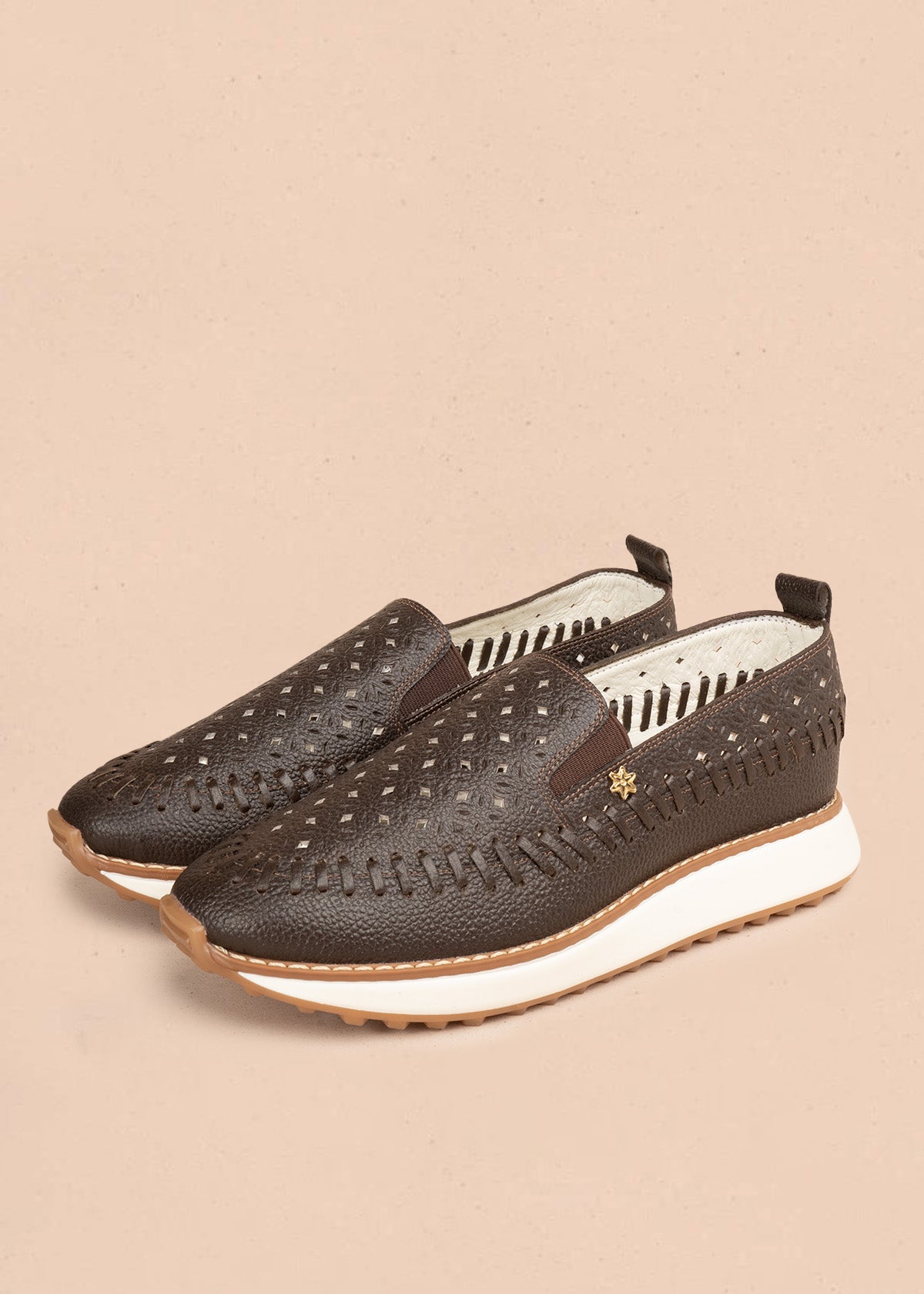 Zapato cerrado en cuero color café con calado floral y trenzado 106927