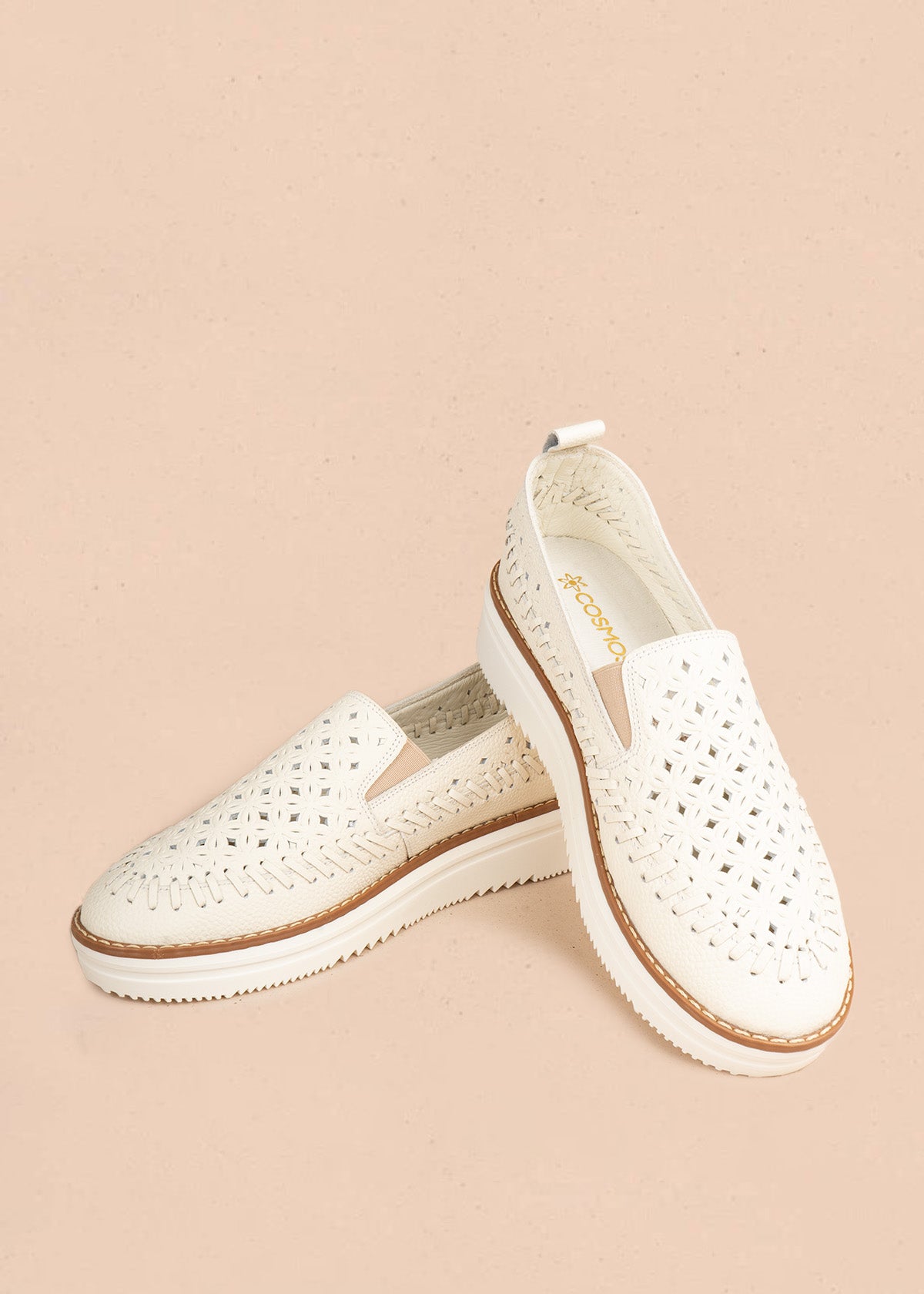 Zapato cerrado en cuero color talco con calado floral y trenzado 106927