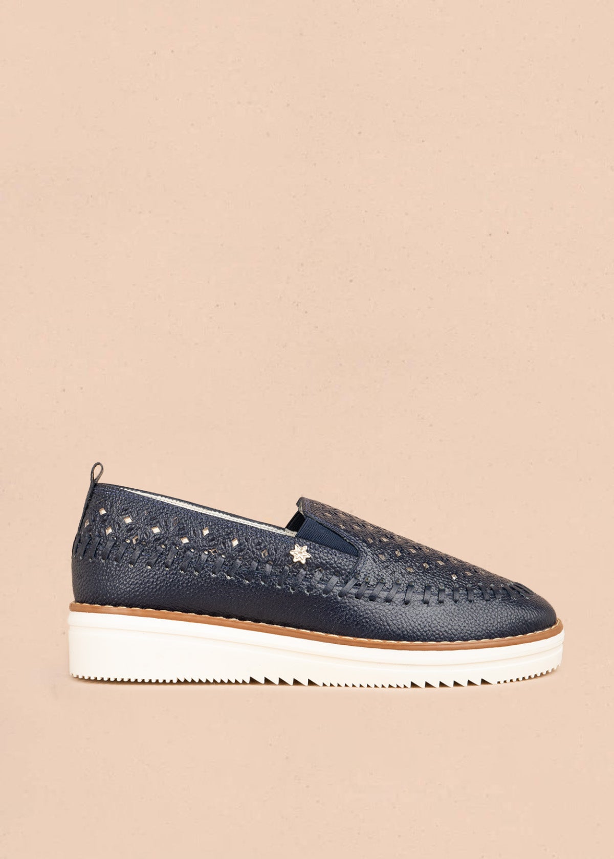 Zapato cerrado en cuero color azul con calado floral y trenzado 106928