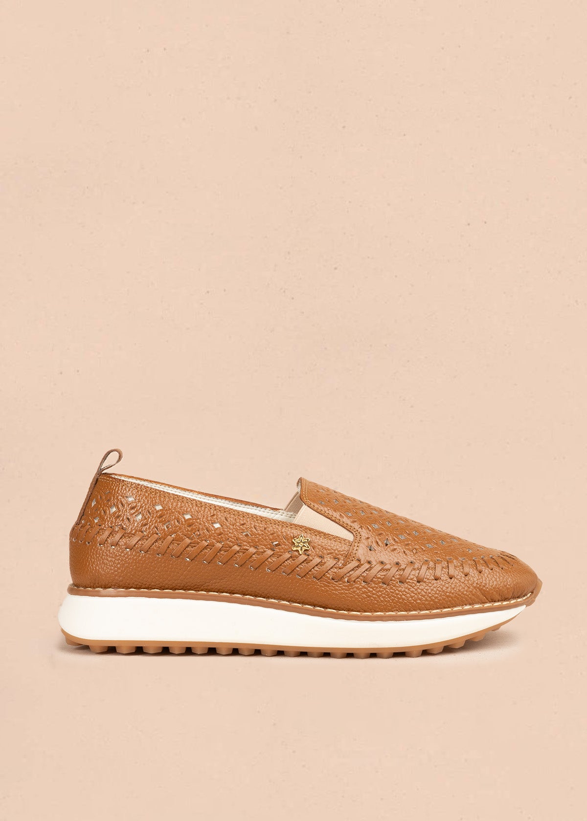 Zapato cerrado en cuero color miel con calado floral y trenzado 106928
