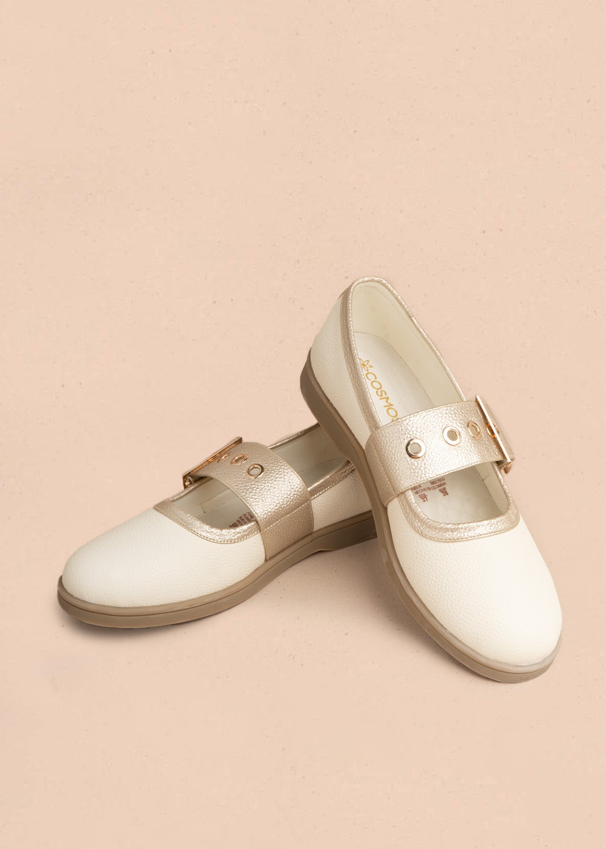 Baleta en cuero color talco con correa ancha y hebilla dorada 106931