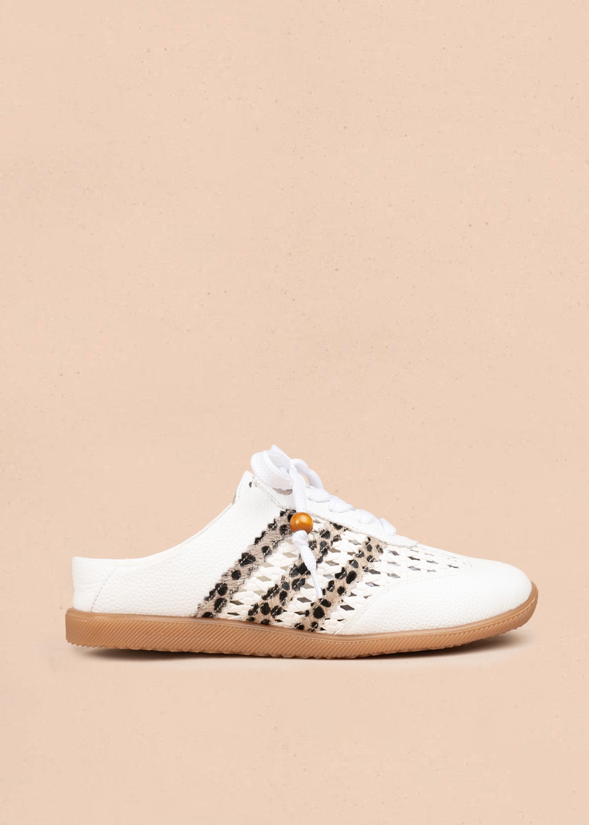 Zuecos en cuero color blanco con tejido, detalle leopardo y cordón con cuenta de madera 106932