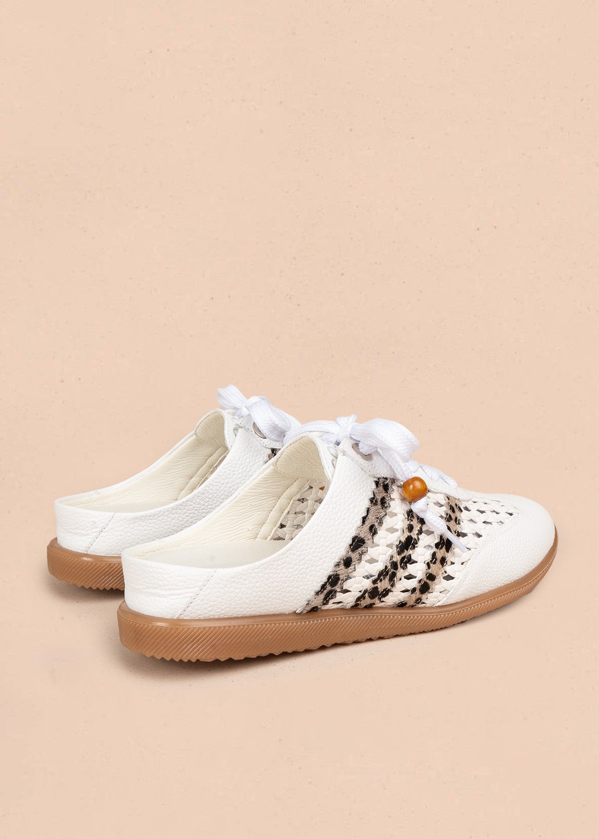 Zuecos en cuero color blanco con tejido, detalle leopardo y cordón con cuenta de madera 106932