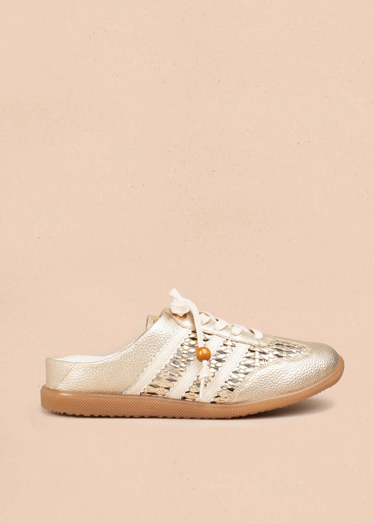 Zuecos en cuero color dorado con tejido, detalle leopardo y cordón con cuenta de madera 106932
