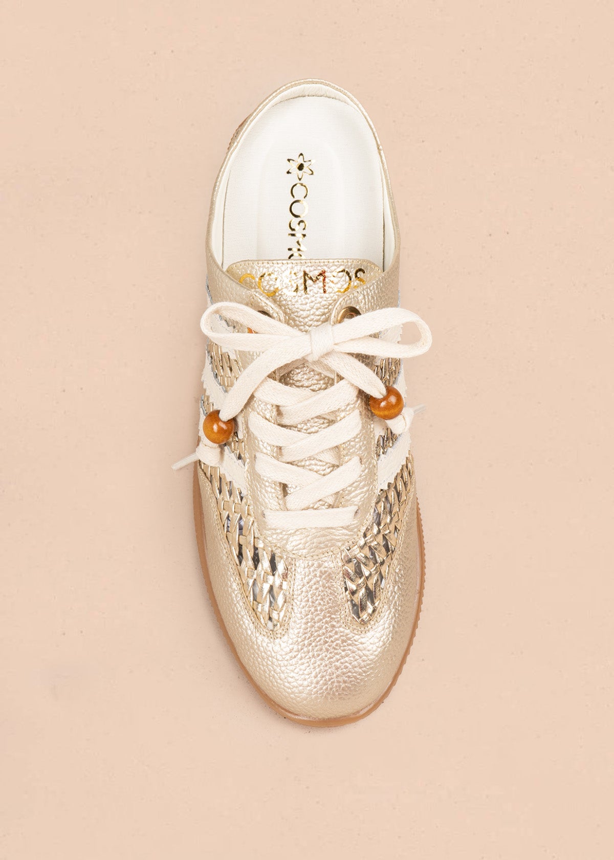 Zuecos en cuero color dorado con tejido, detalle leopardo y cordón con cuenta de madera 106932