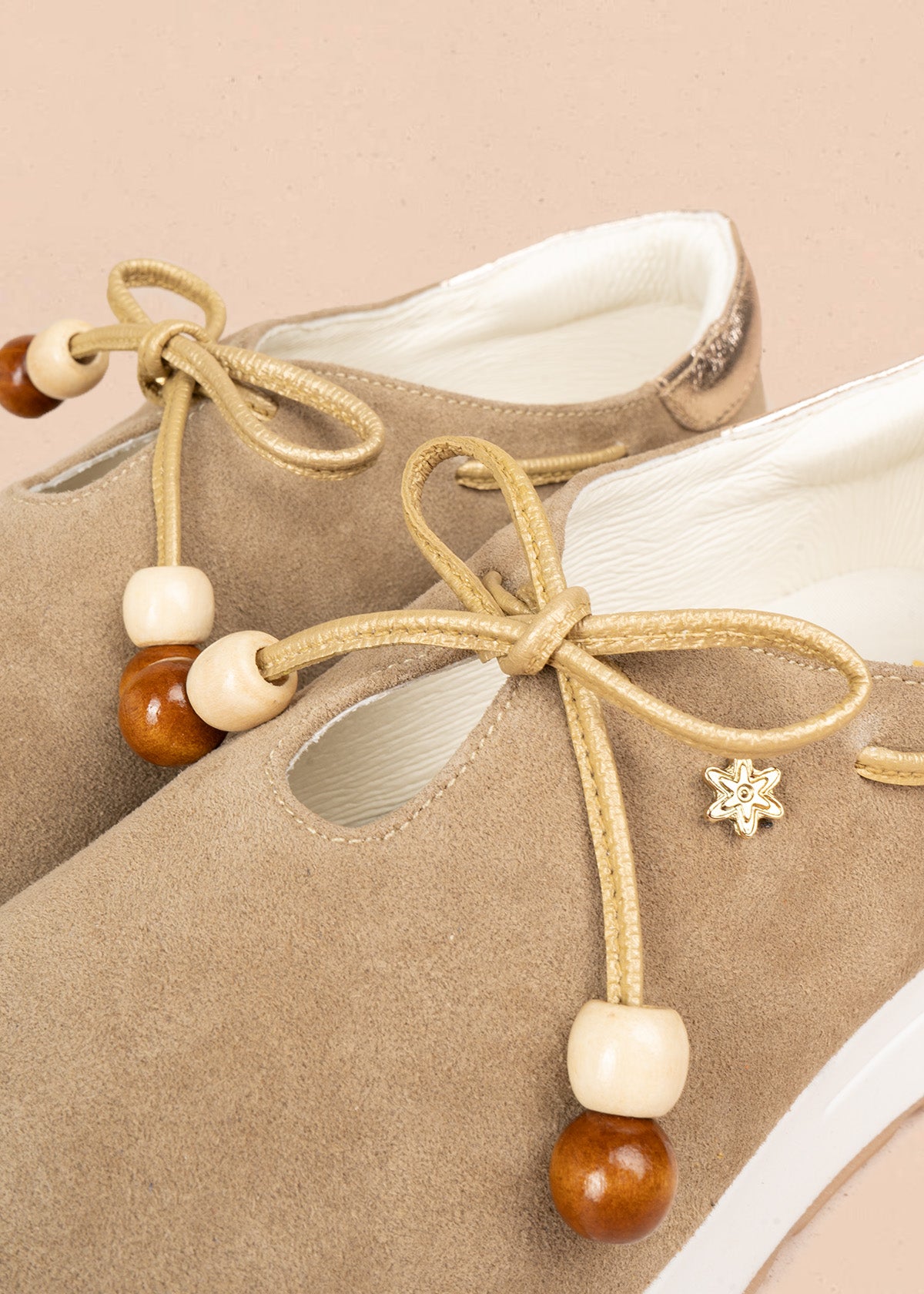 Atadura en cuero beige con cordón bronce y cuentas de madera 106934