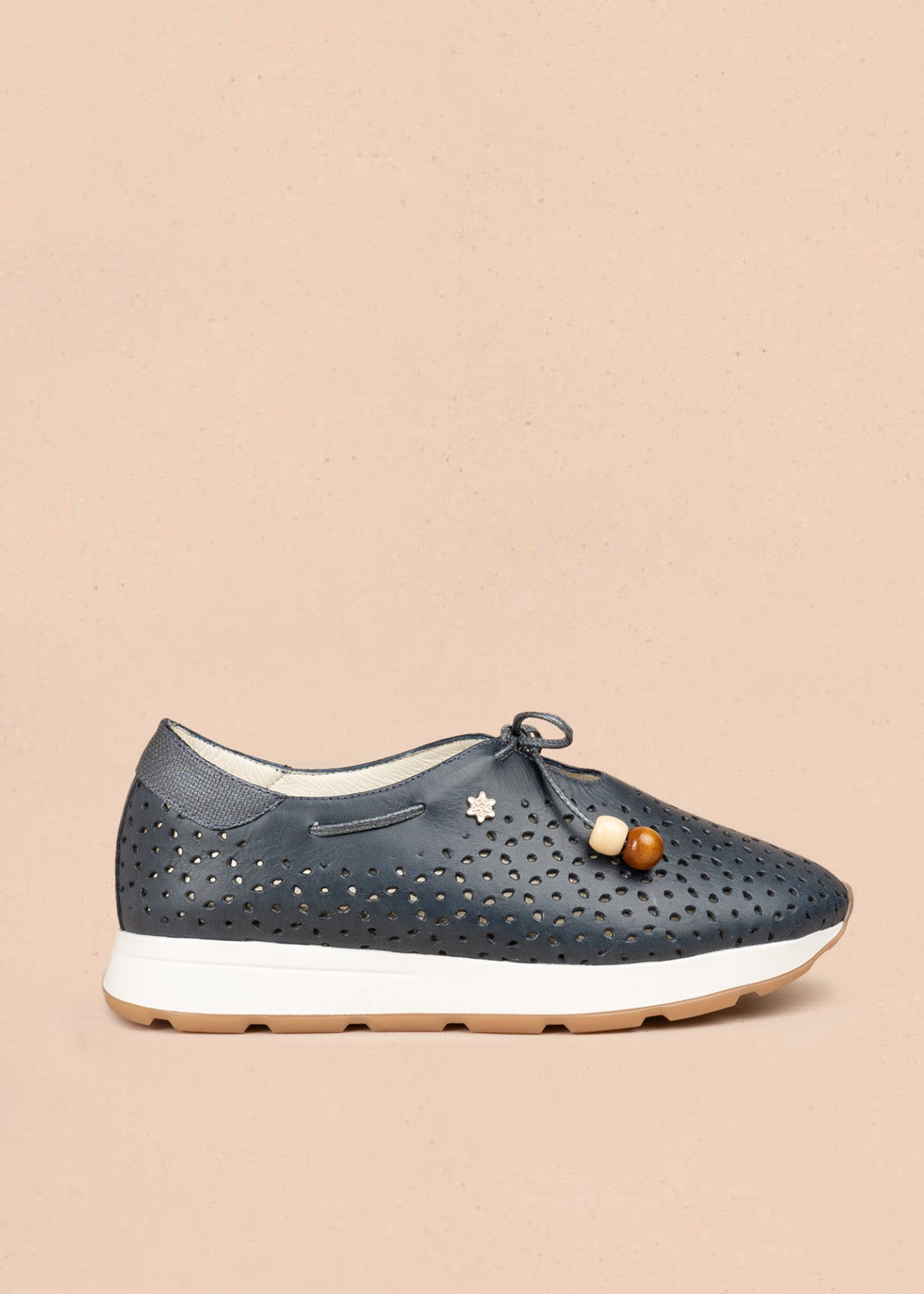 Atadura en cuero color azul con calados en gota y cordón de madera 106935
