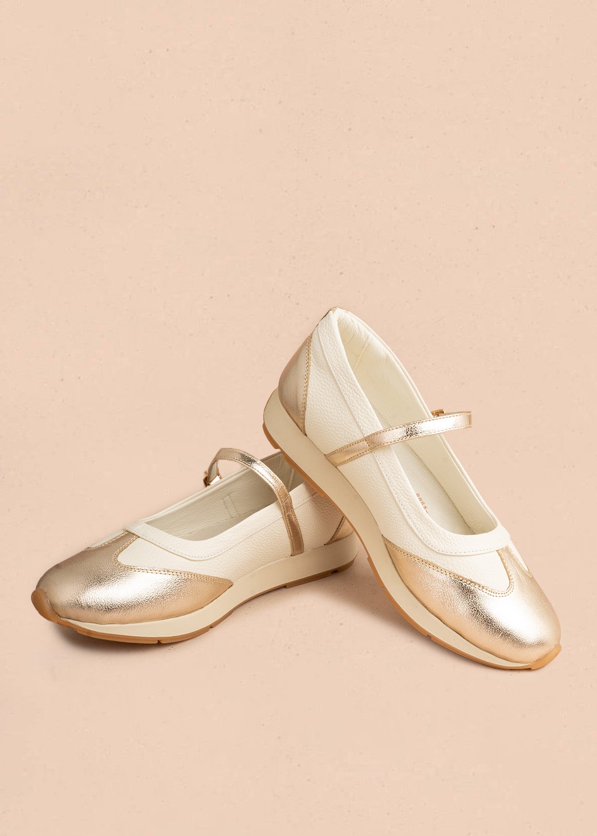 Zapato cerrado en cuero color talco con puntera dorada y correa con hebilla 106936