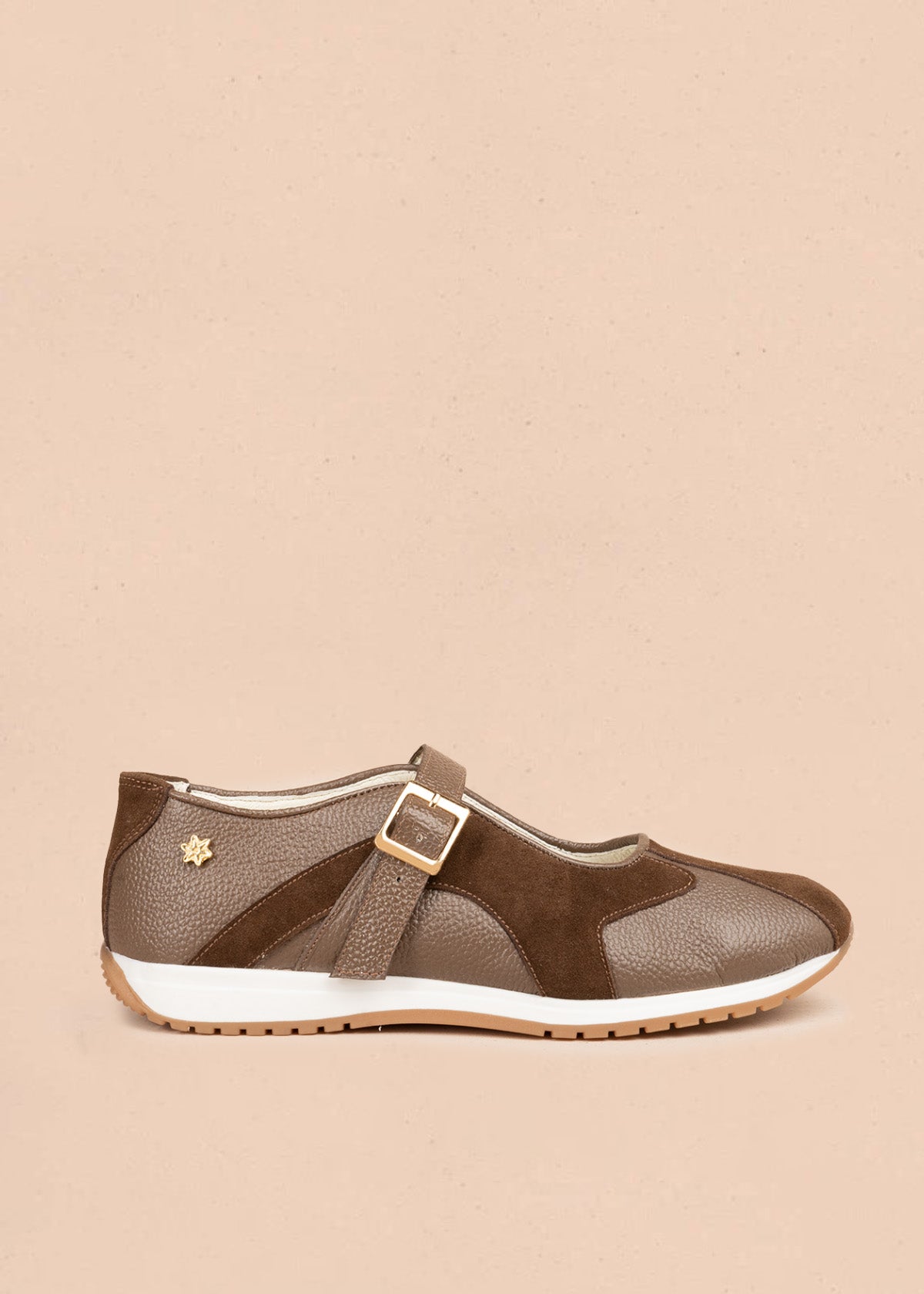 Zapato cerrado en cuero color café combinado con gamuza y correa con hebilla 106937