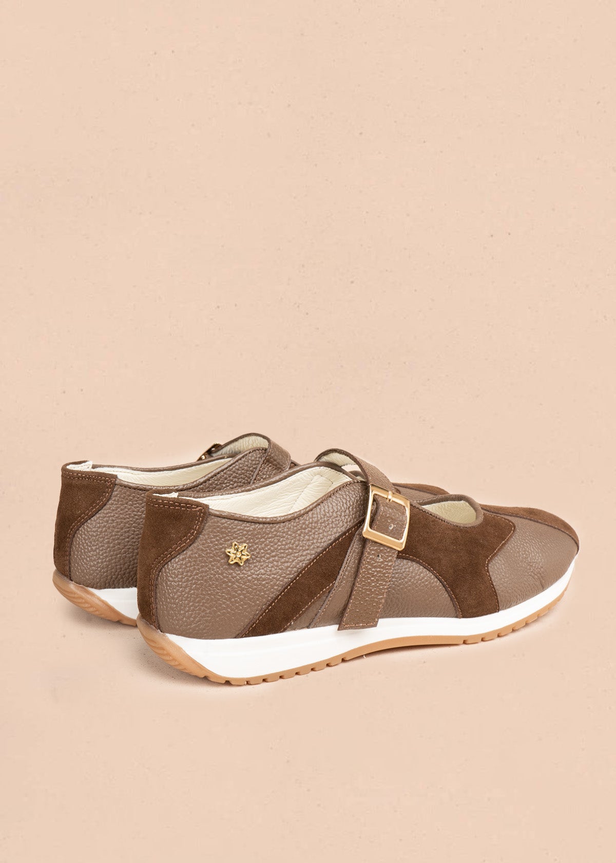 Zapato cerrado en cuero color café combinado con gamuza y correa con hebilla 106937
