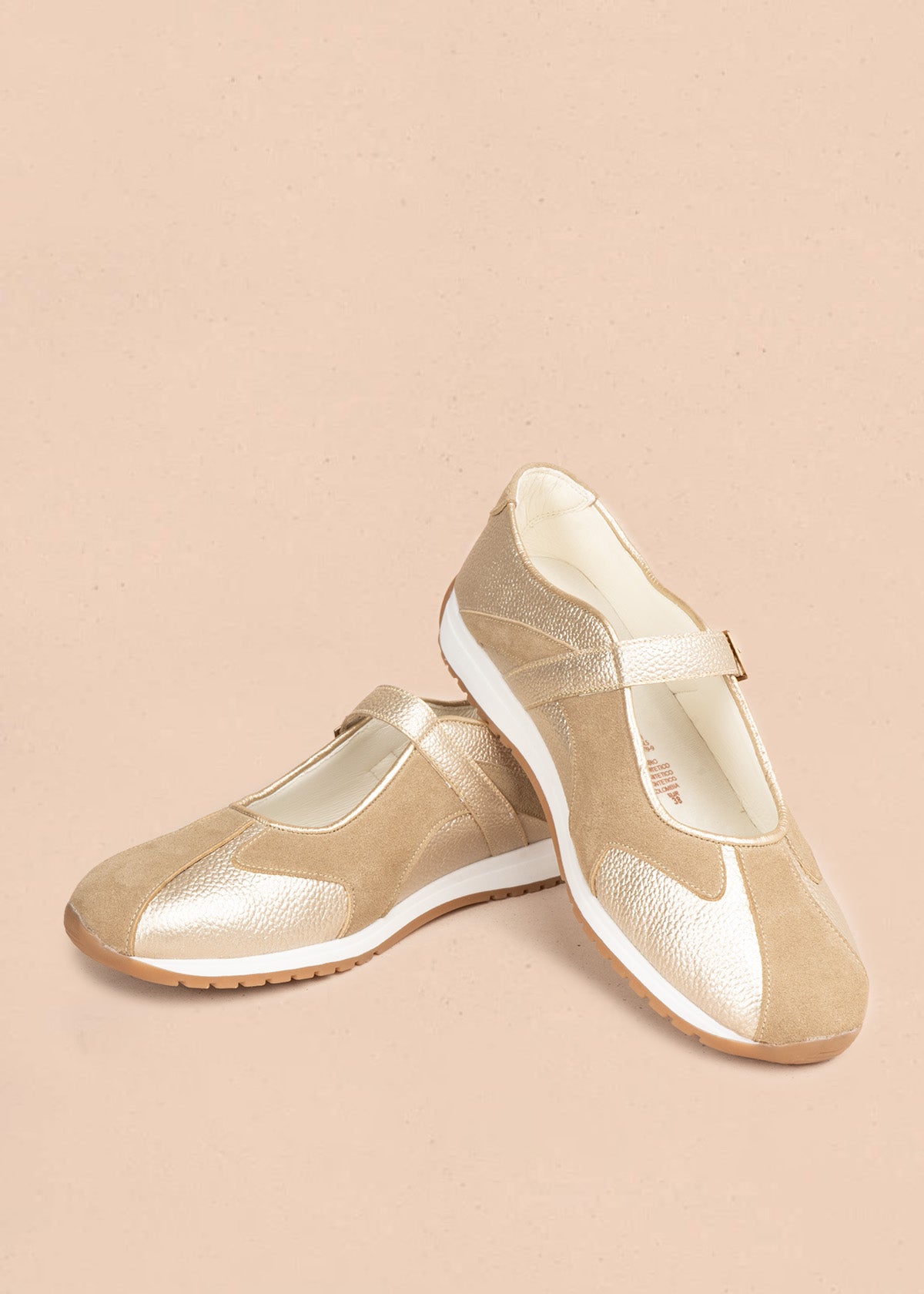 Zapato cerrado en cuero color dorado combinado con gamuza y correa con hebilla 106937