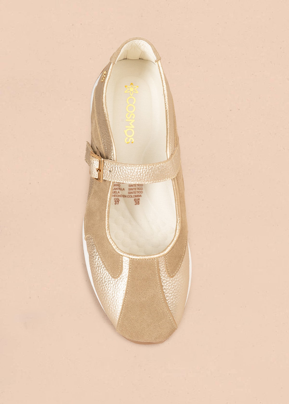 Zapato cerrado en cuero color dorado combinado con gamuza y correa con hebilla 106937