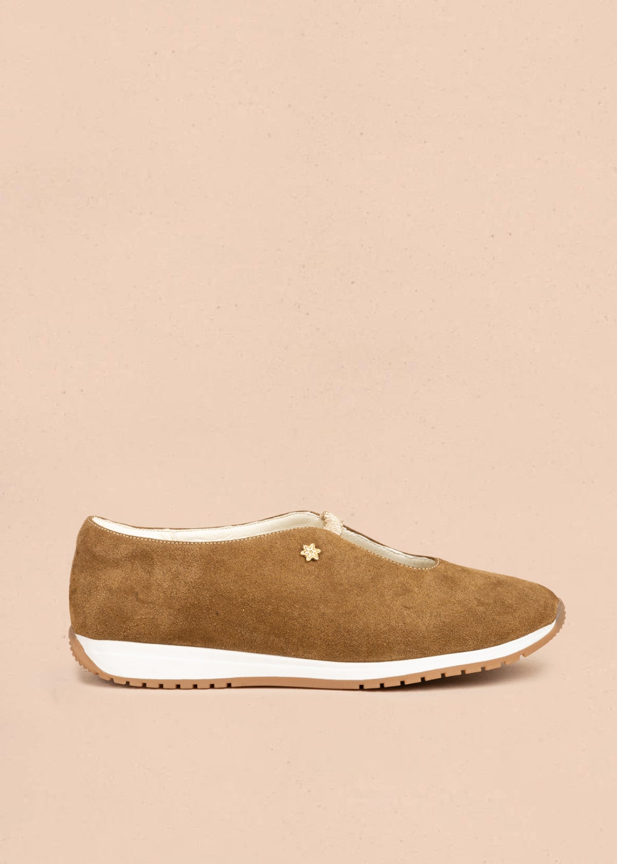 Zapato cerrado en cuero miel con escote en V 106938