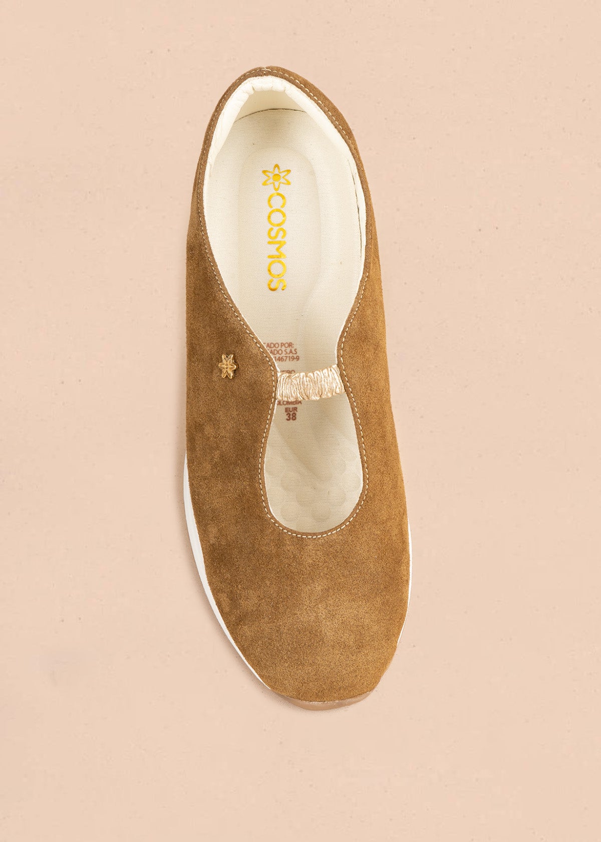 Zapato cerrado en cuero miel con escote en V 106938
