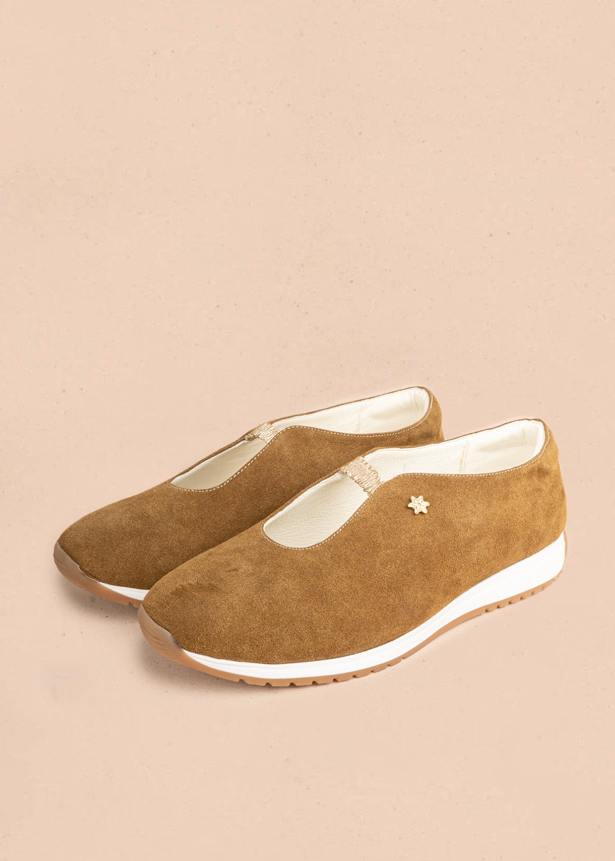 Zapato cerrado en cuero miel con escote en V 106938