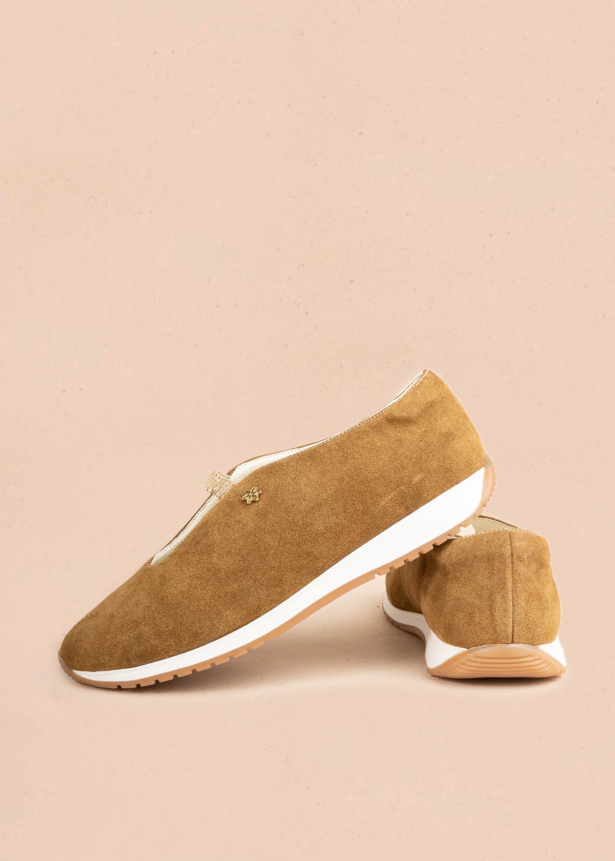 Zapato cerrado en cuero miel con escote en V 106938