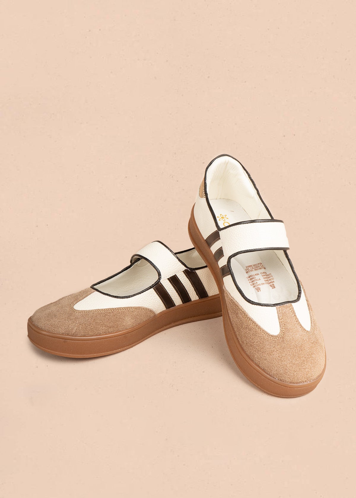 Zapato cerrado en cuero talco con trabilla de velcro y rayas café 106939
