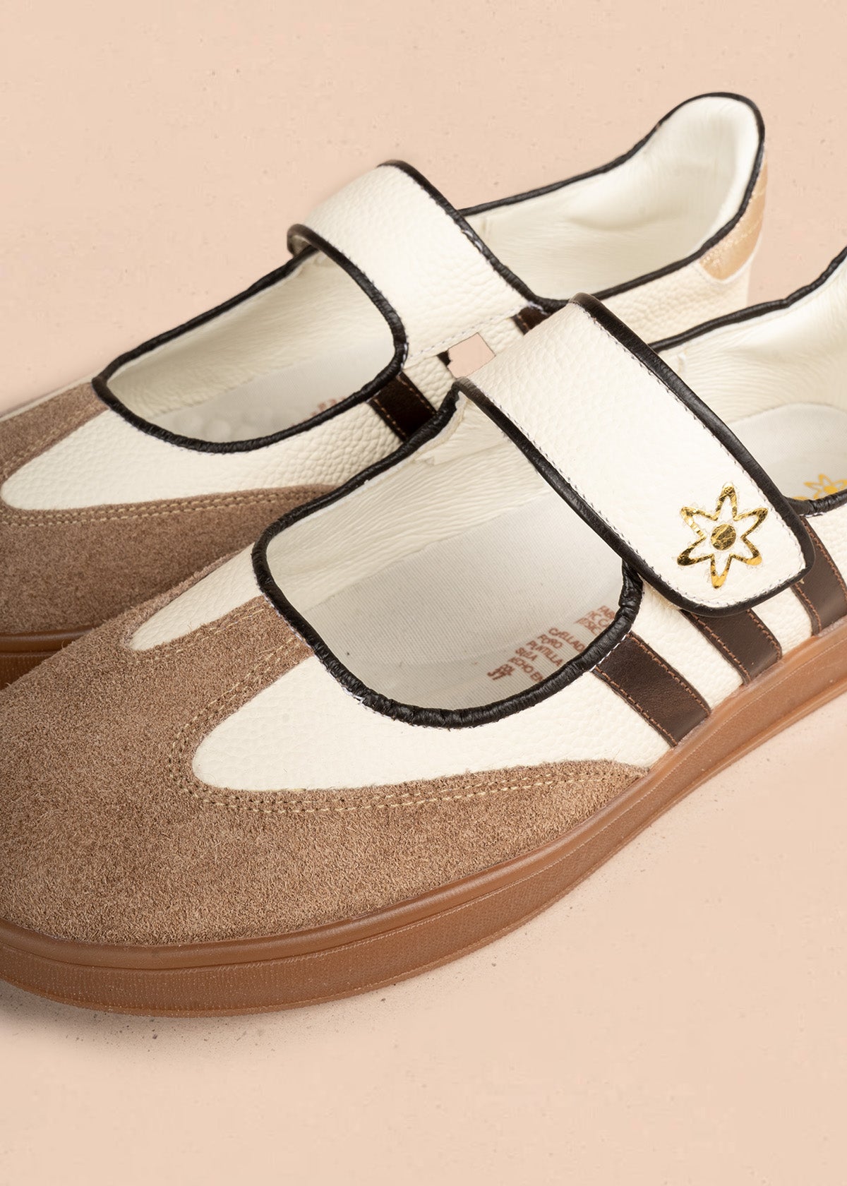 Zapato cerrado en cuero talco con trabilla de velcro y rayas café 106939