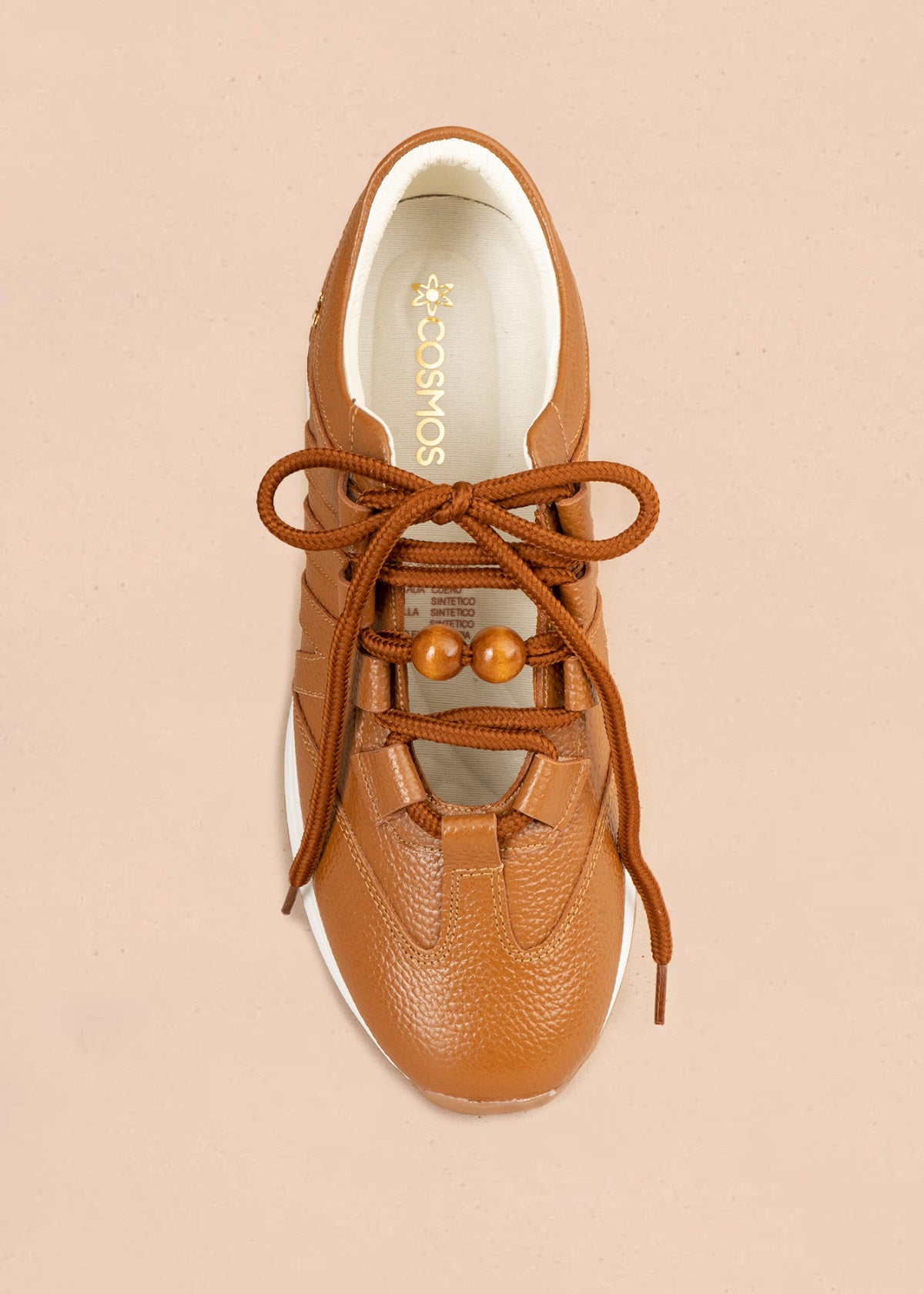 Tenis casuales en cuero color miel con cordones y cuentas de madera 106941