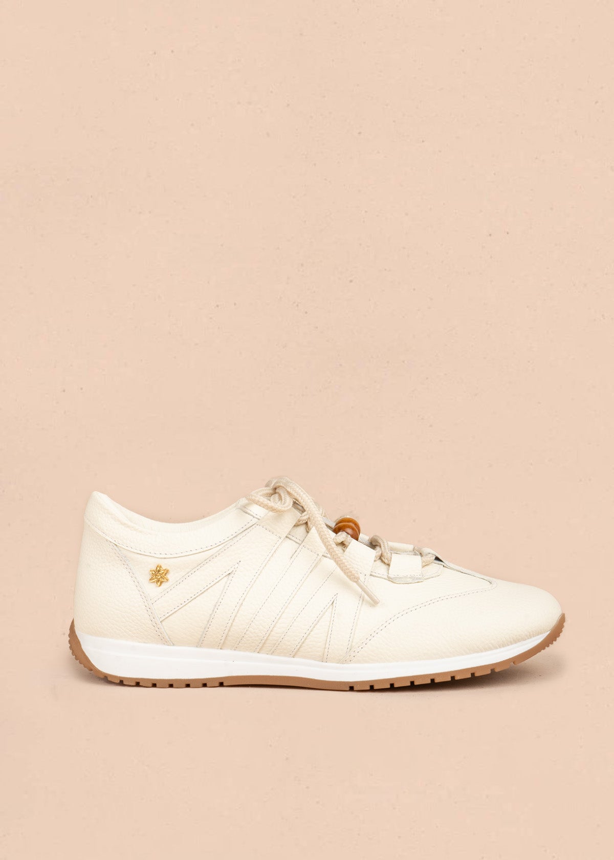 Tenis casuales en cuero color talco con cordones y cuentas de madera 106941