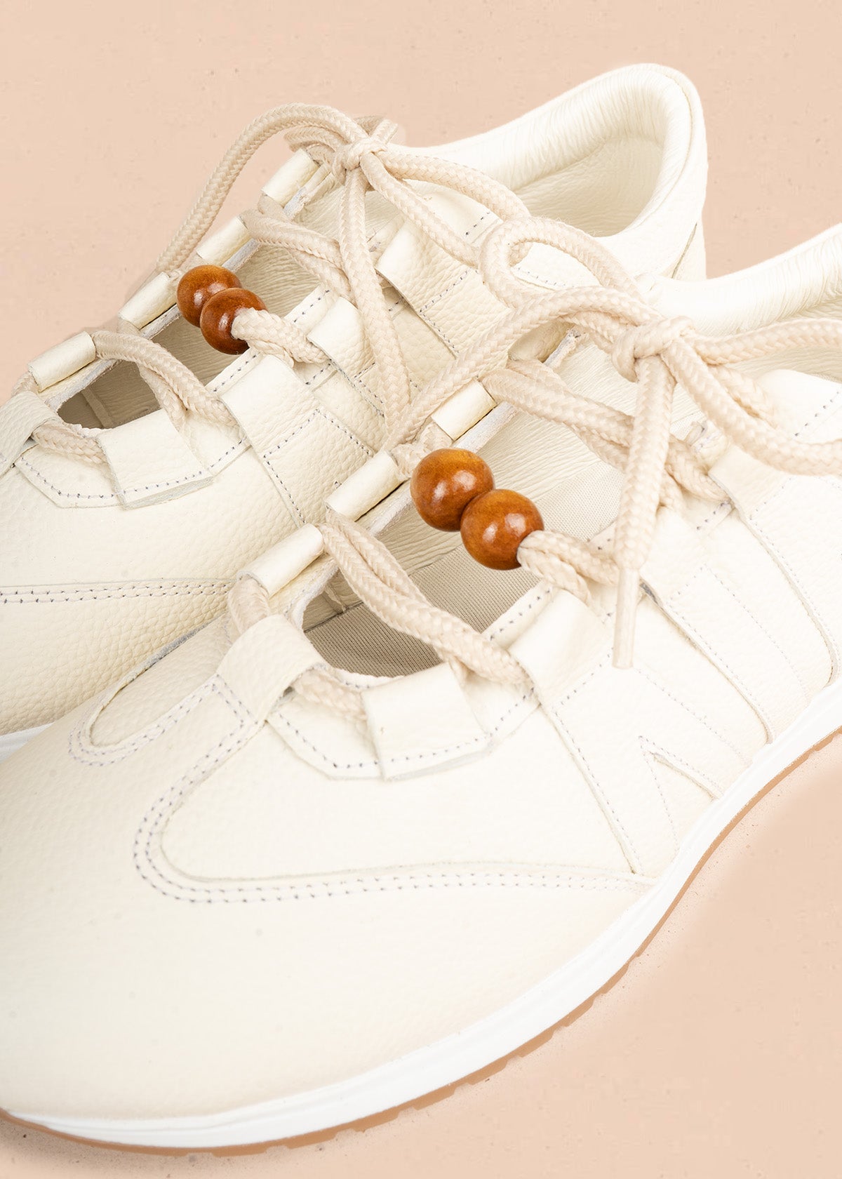 Tenis casuales en cuero color talco con cordones y cuentas de madera 106941
