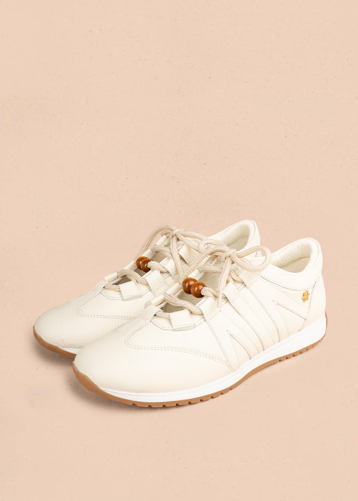 Tenis casuales en cuero color talco con cordones y cuentas de madera 106941