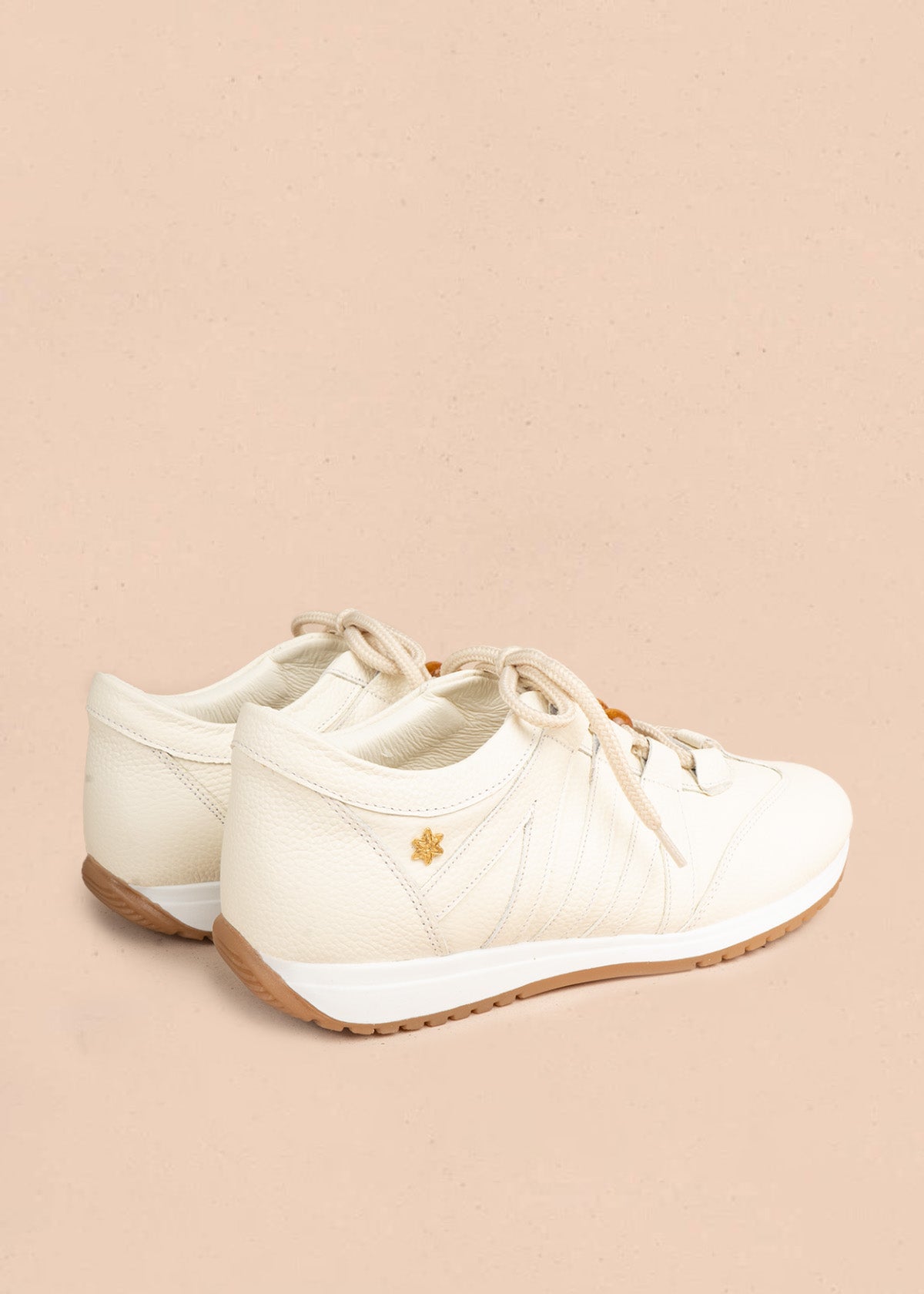 Tenis casuales en cuero color talco con cordones y cuentas de madera 106941