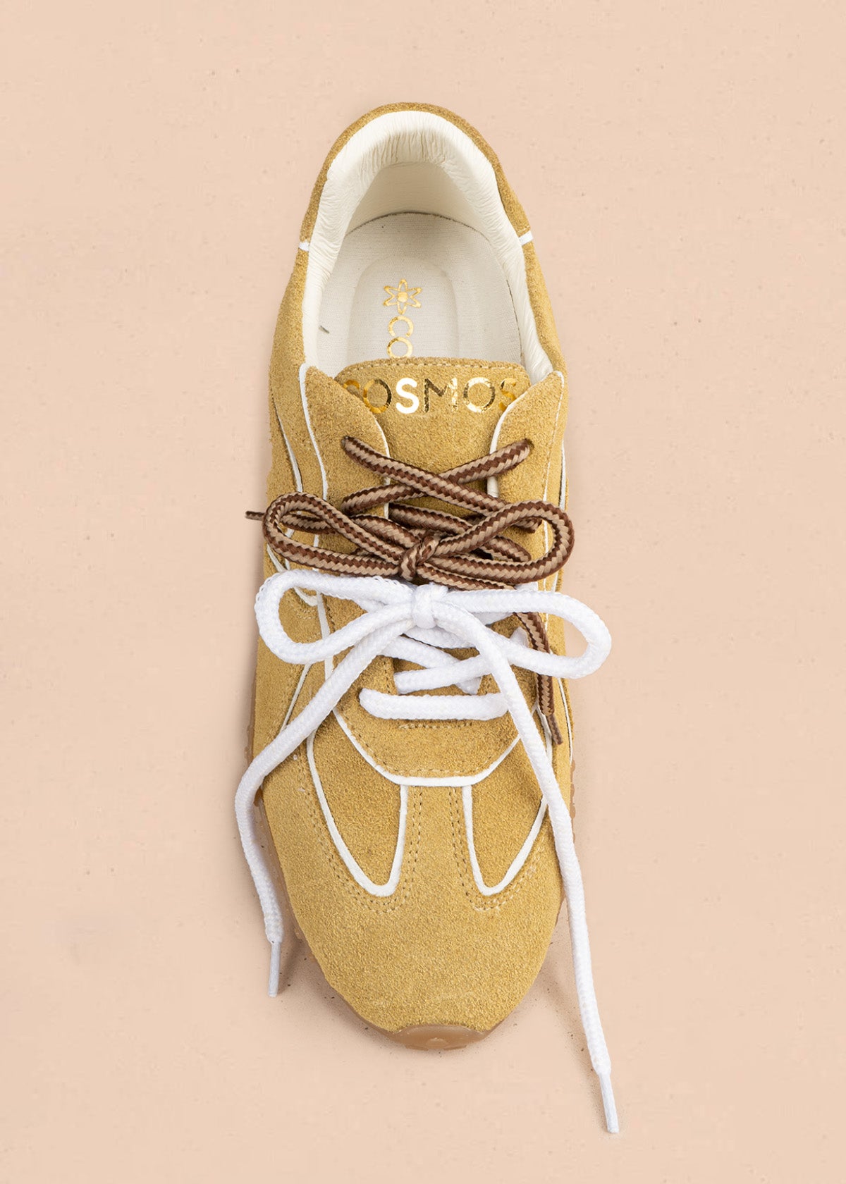 Tenis casuales en cuero amarillo con doble cordón y ribetes blancos 106942