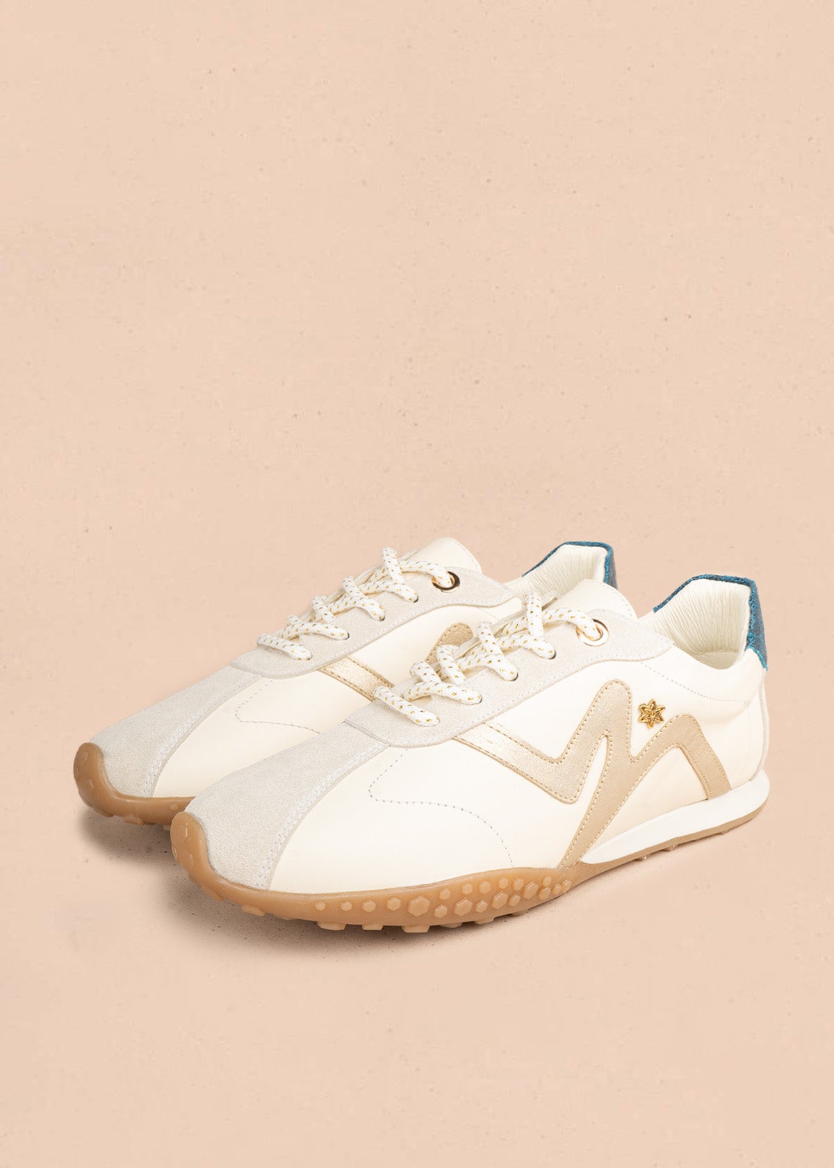 Tenis casuales en cuero talco con detalle dorado y talón azul 106943