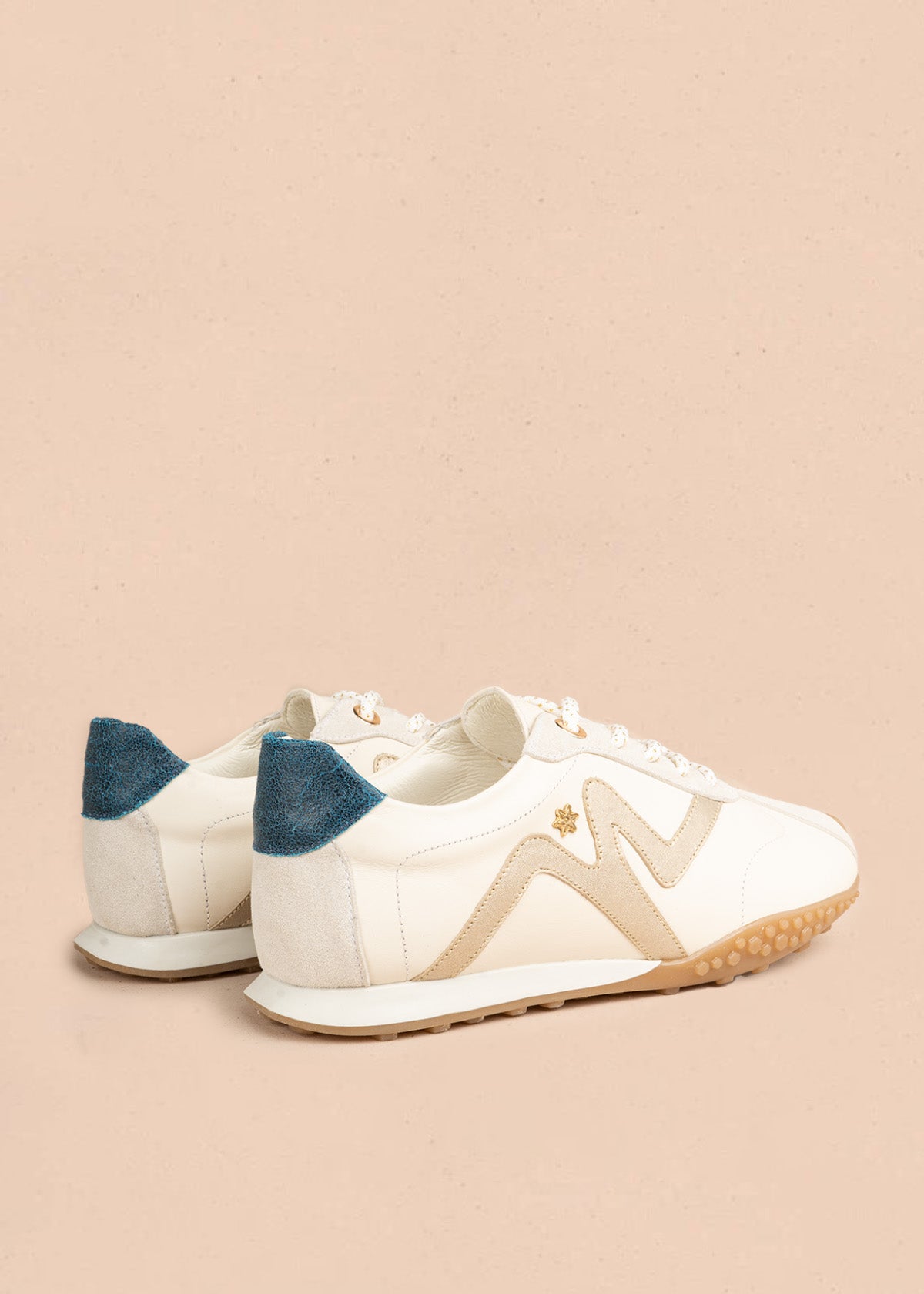 Tenis casuales en cuero talco con detalle dorado y talón azul 106943