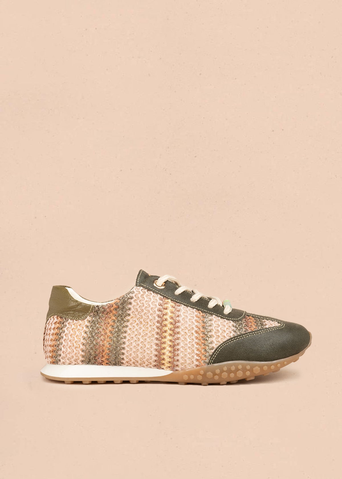 Tenis casuales en cuero verde con tejido a rayas y cordones con letras 106945