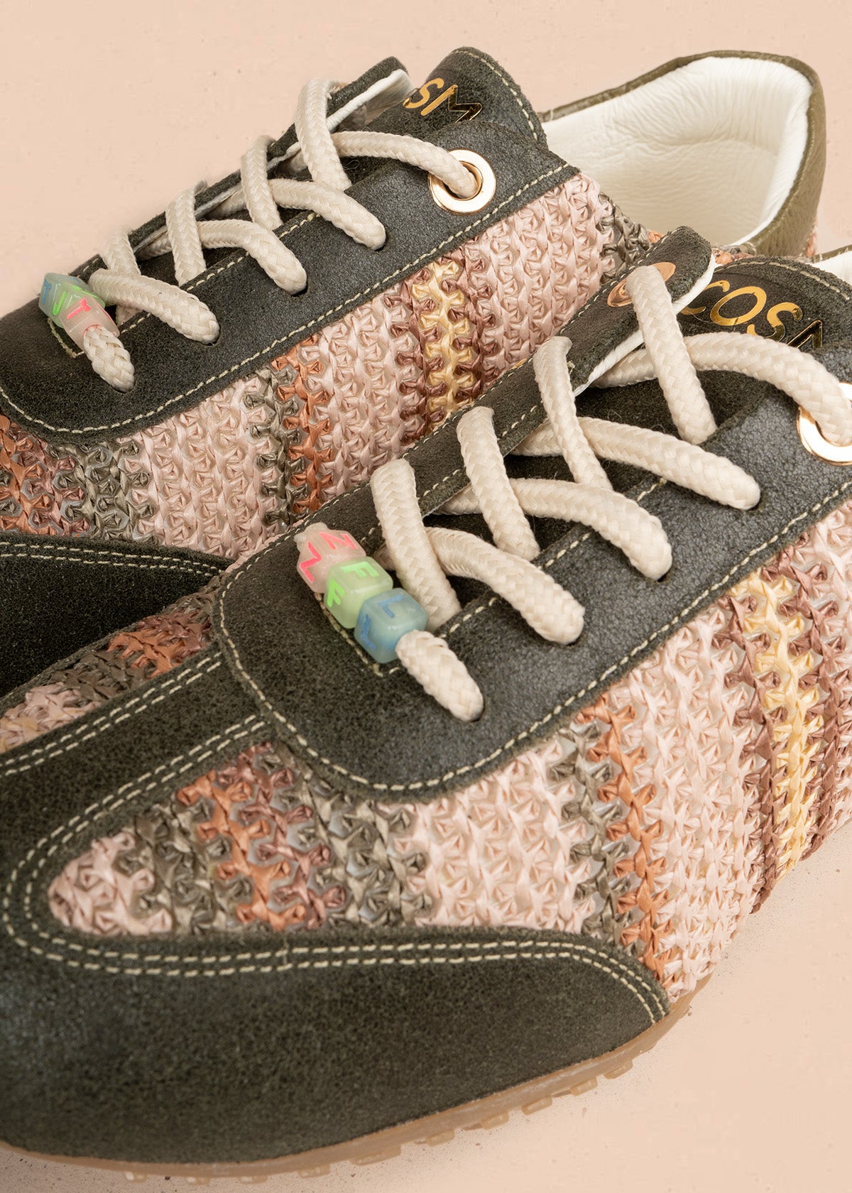 Tenis casuales en cuero verde con tejido a rayas y cordones con letras 106945