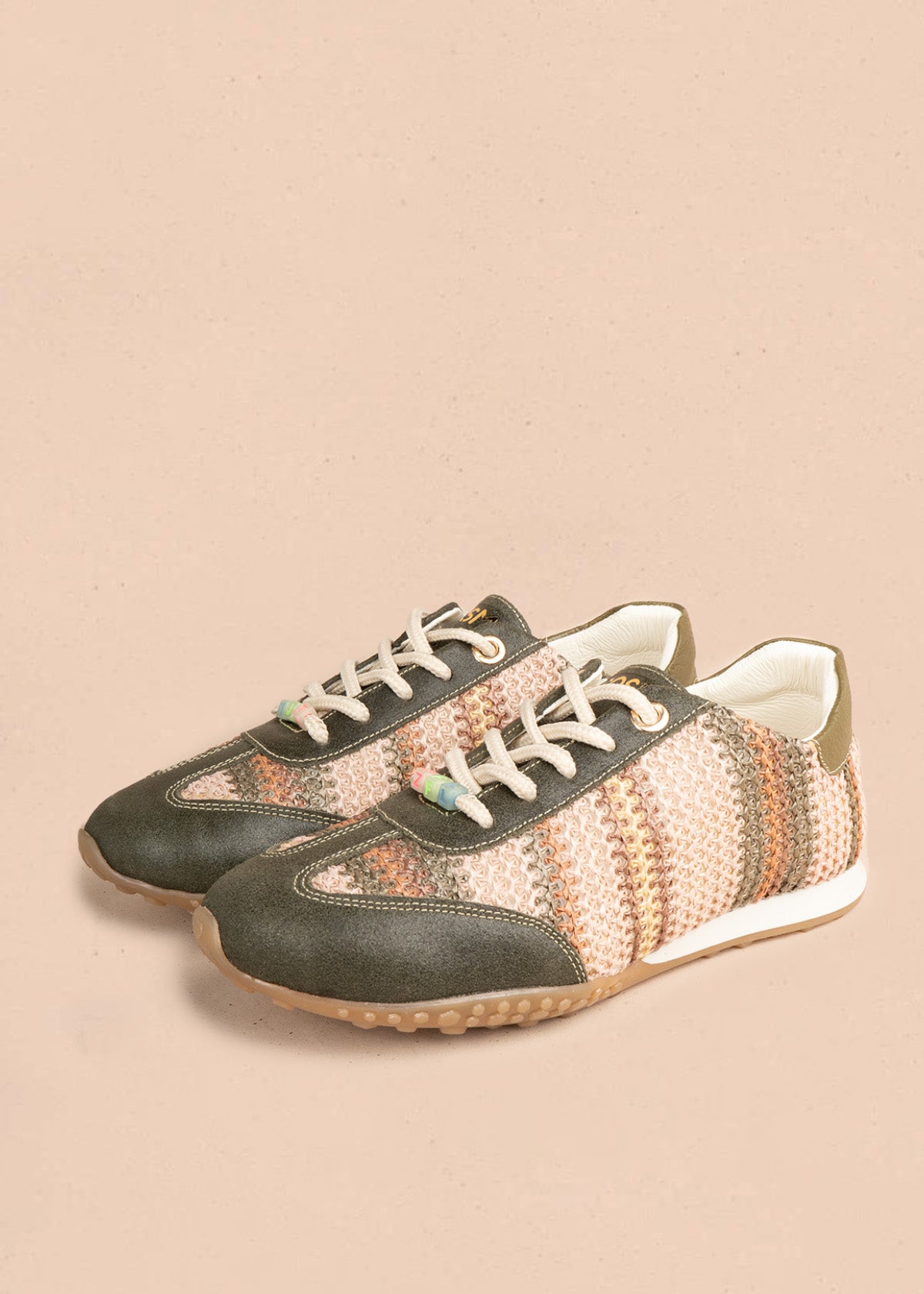 Tenis casuales en cuero verde con tejido a rayas y cordones con letras 106945