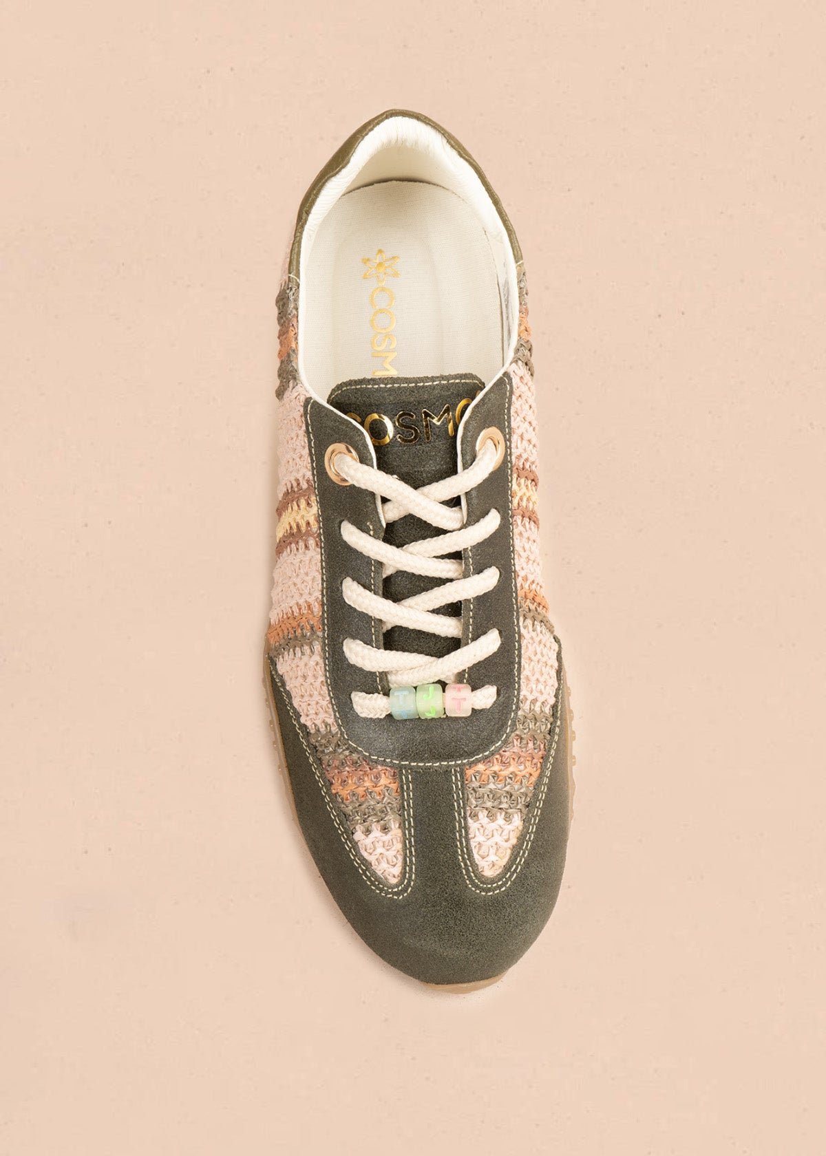 Tenis casuales en cuero verde con tejido a rayas y cordones con letras 106945