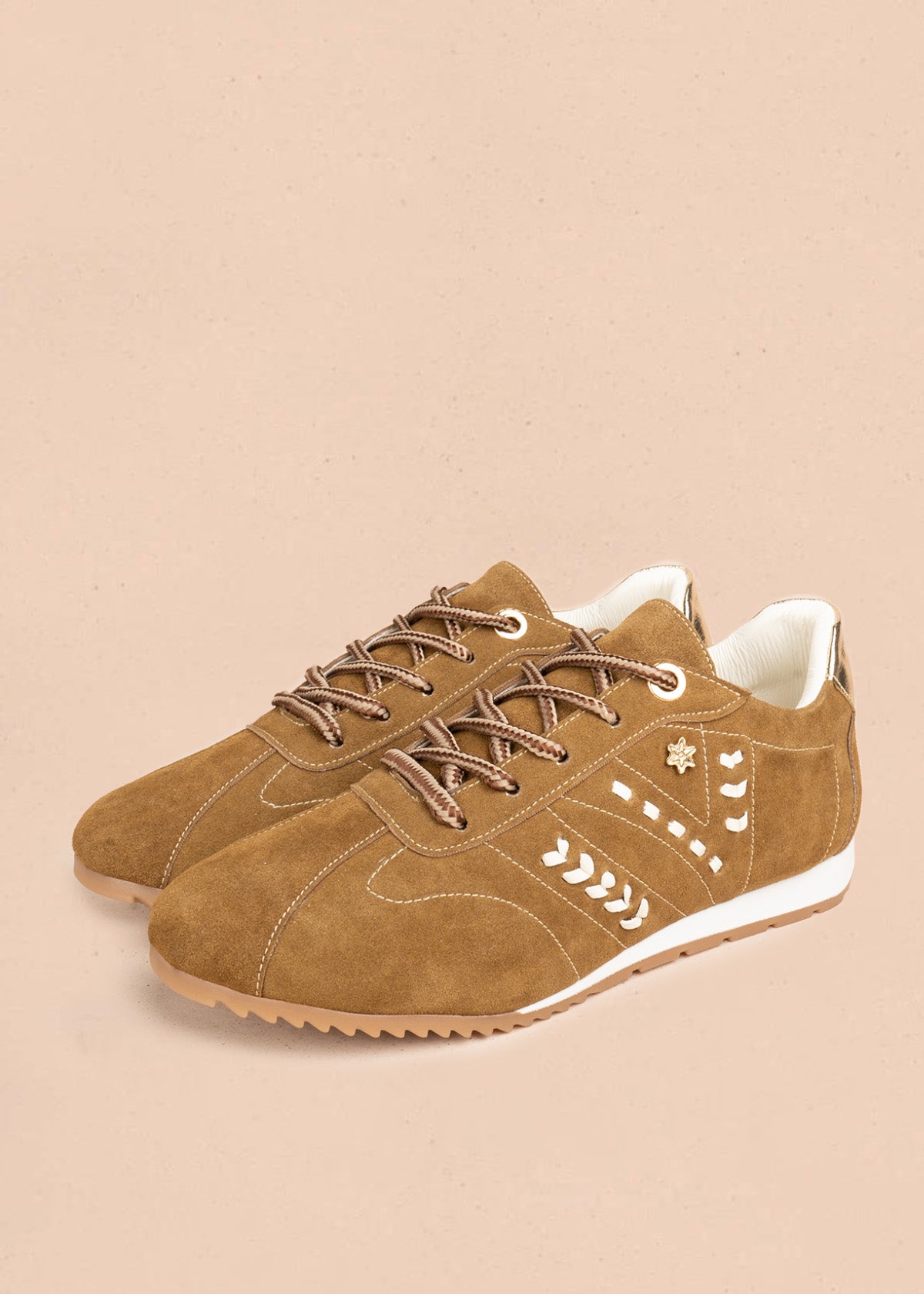 Tenis casuales en cuero color miel con detalles trenzados 106947