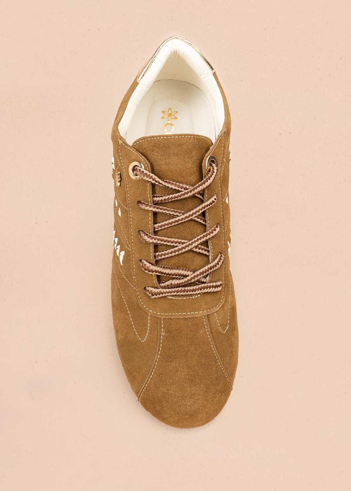 Tenis casuales en cuero color miel con detalles trenzados 106947