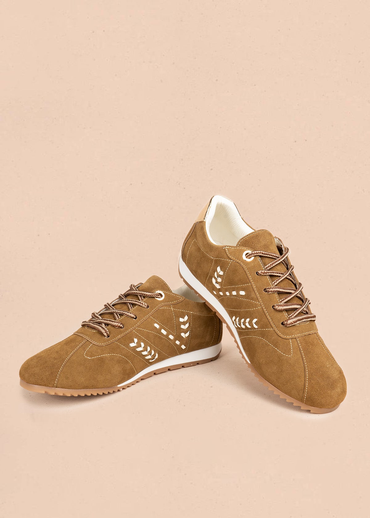 Tenis casuales en cuero color miel con detalles trenzados 106947