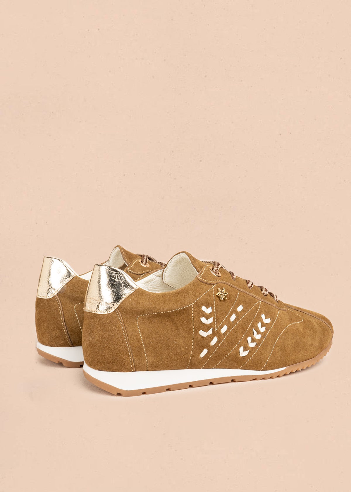 Tenis casuales en cuero color miel con detalles trenzados 106947