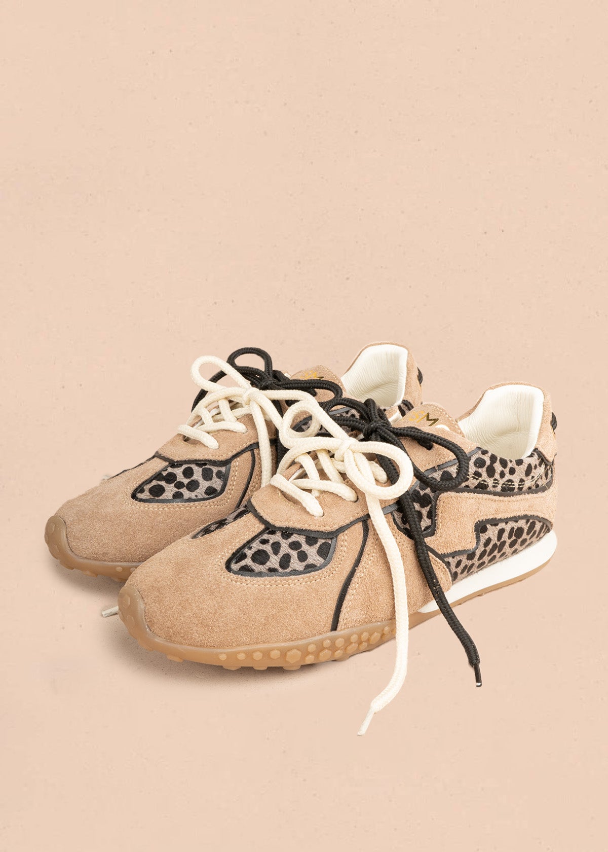 Tenis casuales en cuero color arena con doble cordón y estampado leopardo 106948