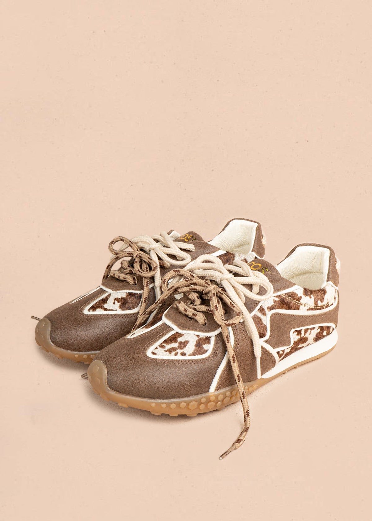 Tenis casuales en cuero color miel con doble cordón y estampado animal print 106948