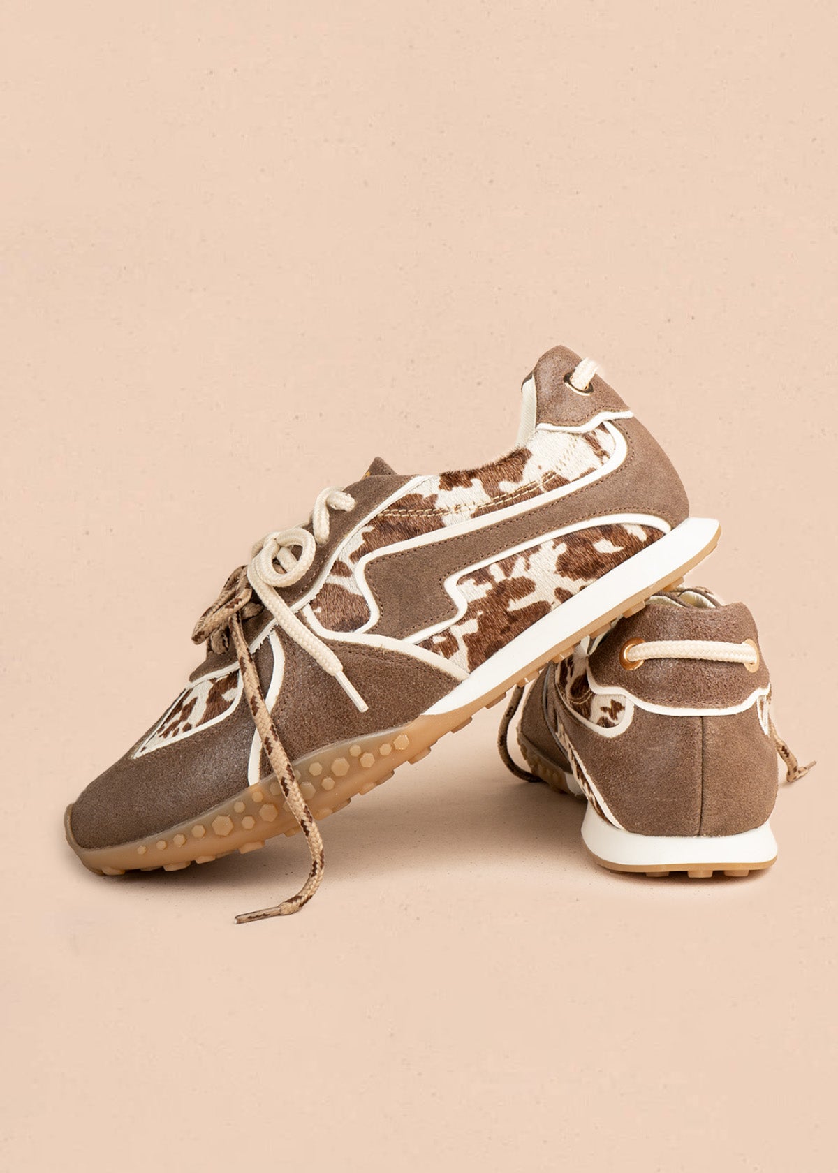 Tenis casuales en cuero color miel con doble cordón y estampado animal print 106948
