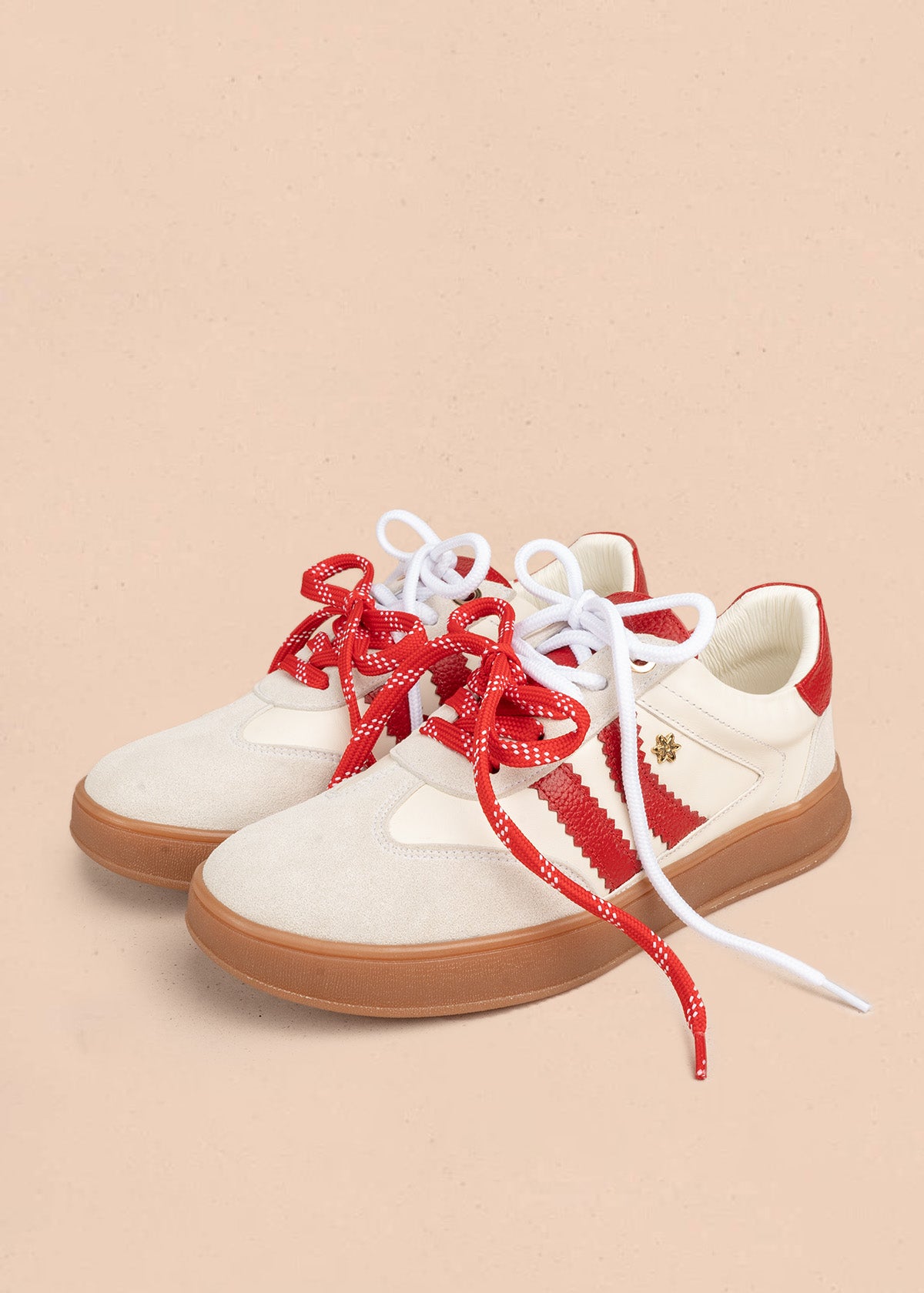Deportivos en cuero color blanco con franjas rojas en zigzag 106949