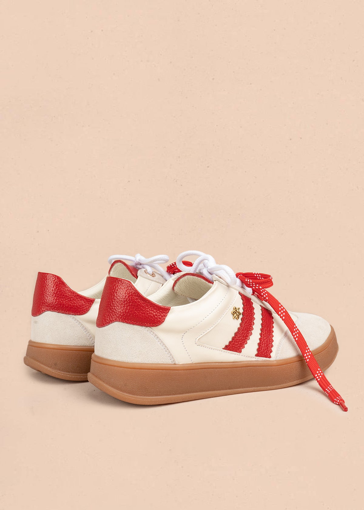 Deportivos en cuero color blanco con franjas rojas en zigzag 106949