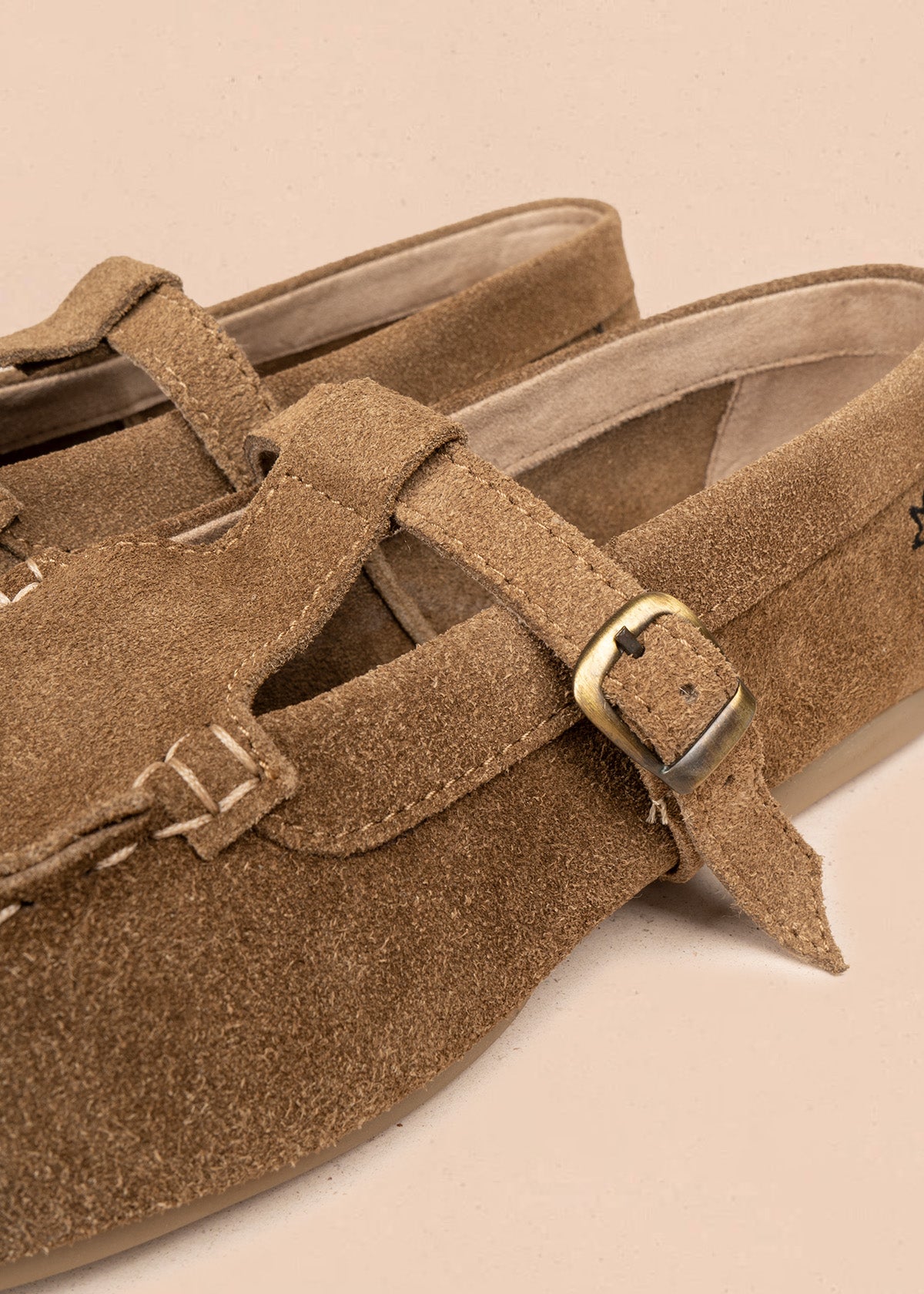 Mocasines en cuero color miel en gamuza con tira en T 106952