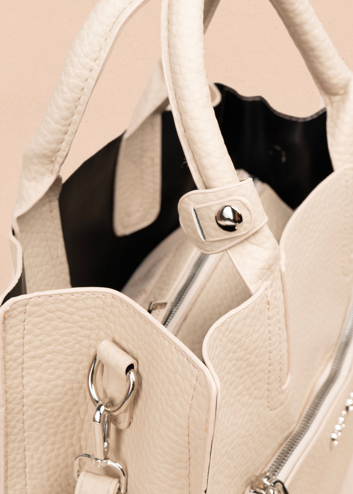 Bolso tipo cartera color beige con bolsillo frontal 106955