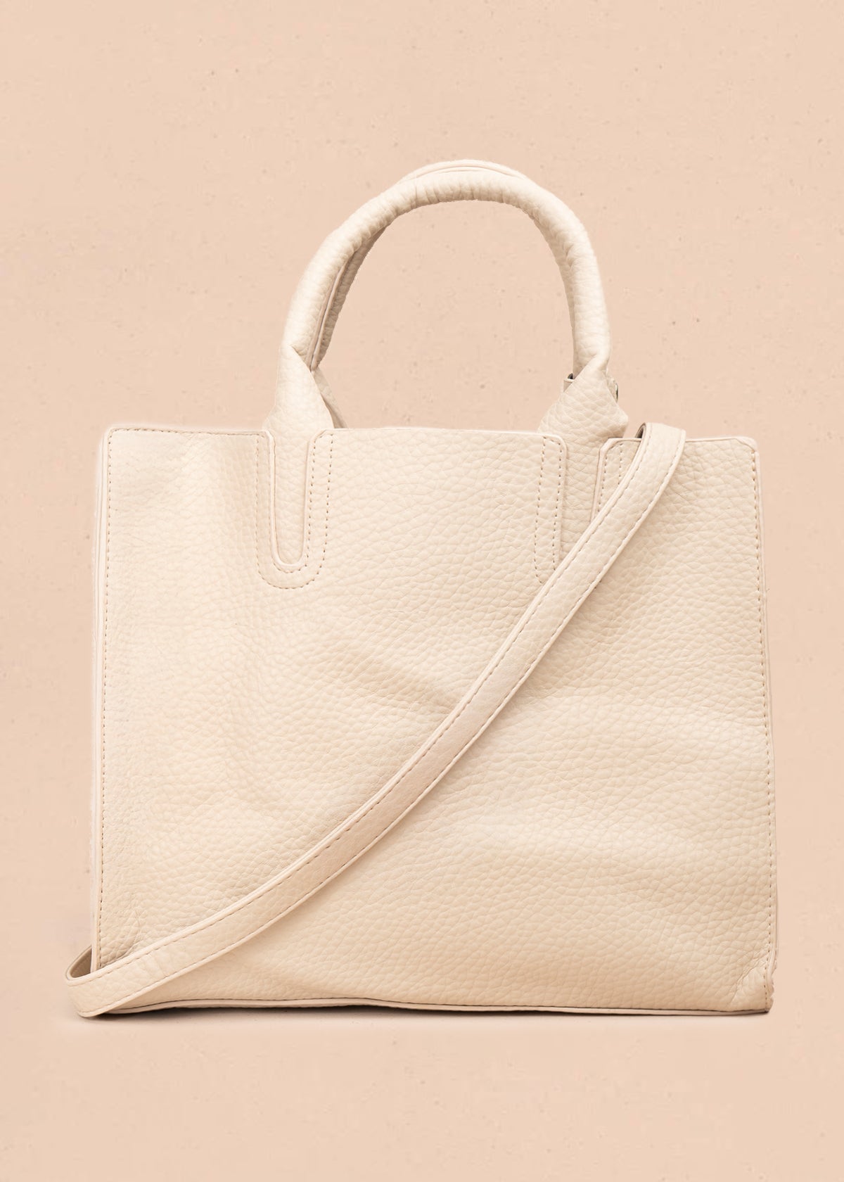 Bolso tipo cartera color beige con bolsillo frontal 106955