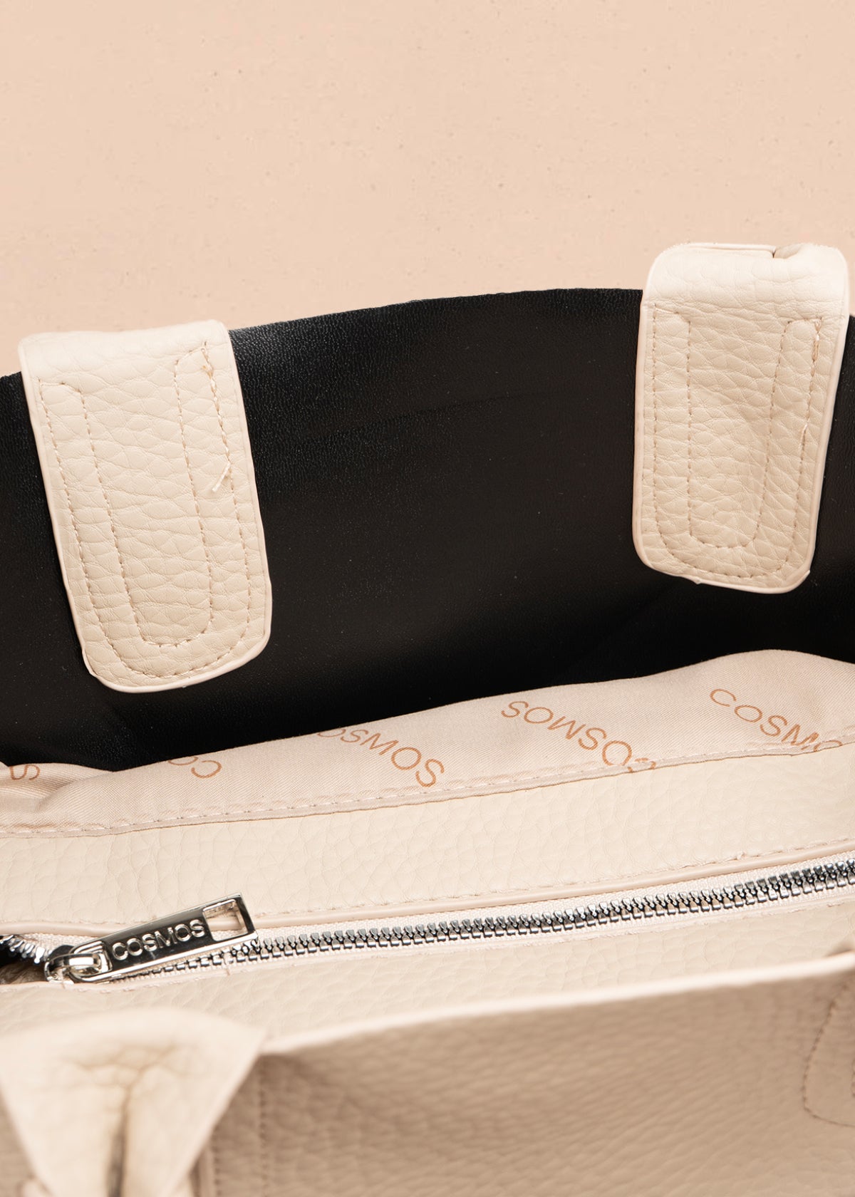 Bolso tipo cartera color beige con bolsillo frontal 106955