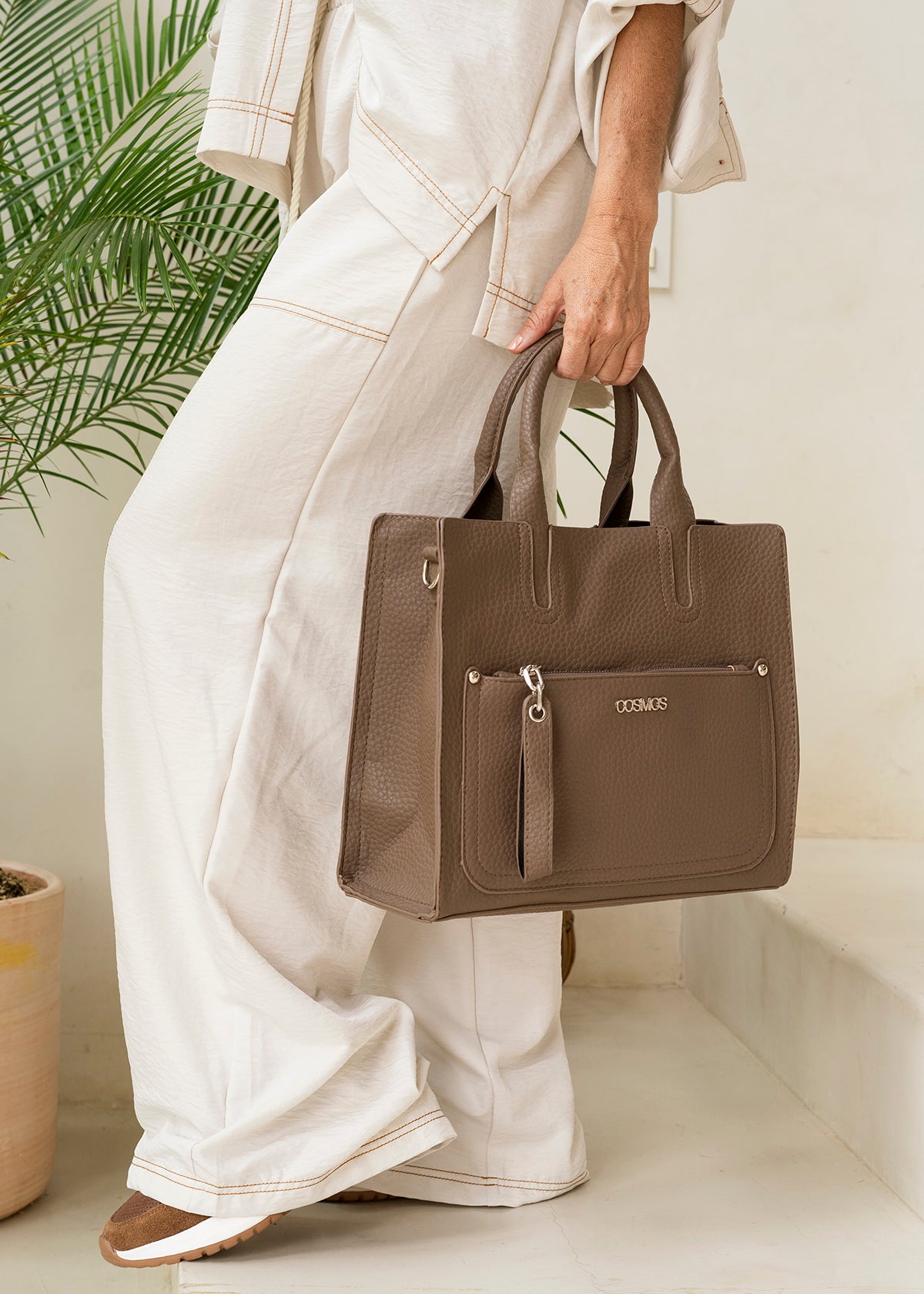 Bolso tipo cartera color café con bolsillo frontal 106955