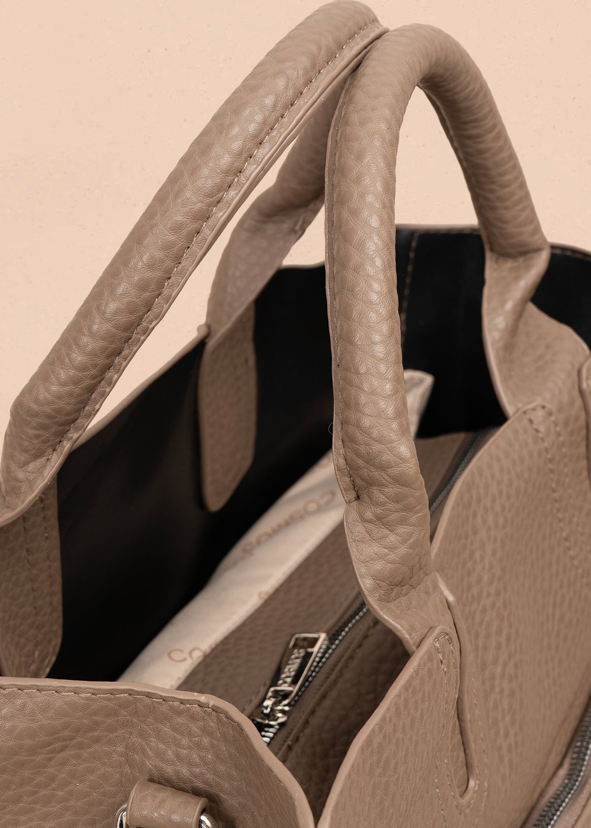 Bolso tipo cartera color café con bolsillo frontal 106955